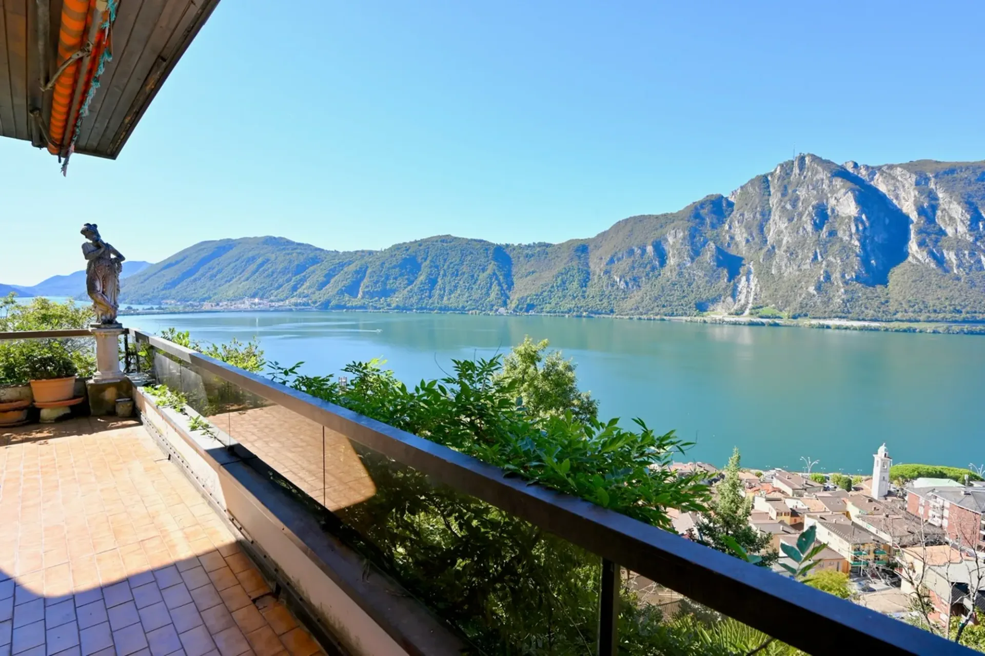 Villa mit 2 unabhängigen Wohnungen und atemberaubender Seeblick auf 180 Grad