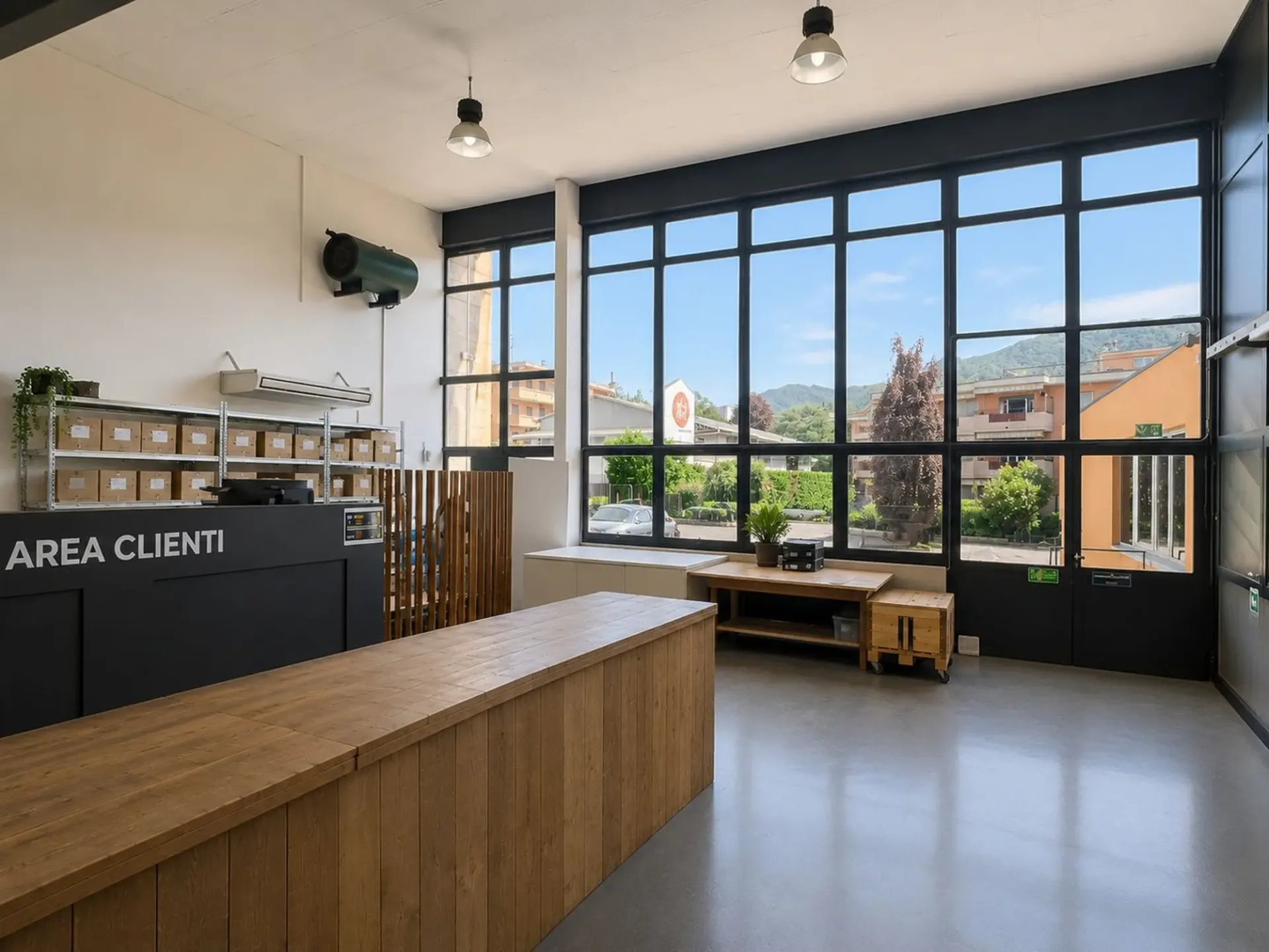 Büro auf zwei Ebenen mit Open Space und privaten Büros