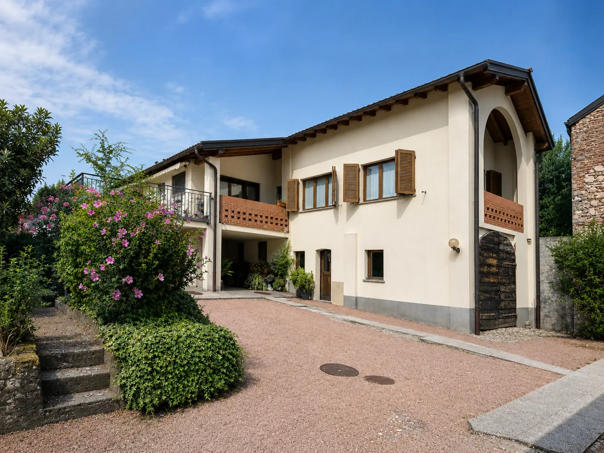 Stabio San Pietro: Faszinierendes Einfamilienhaus 3.5 Zimmer mit privatem Garten und offenem Blick