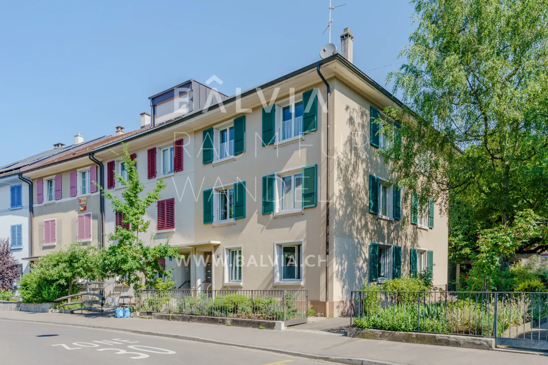 Propriété résidentielle avec trois appartements, grenier aménageable et garage