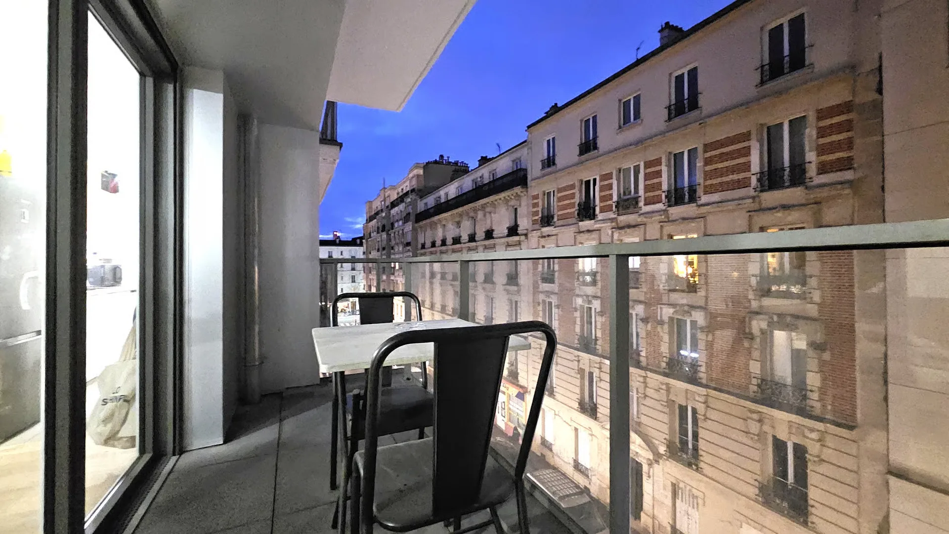 Recent and bright studio with balcony Clichy center