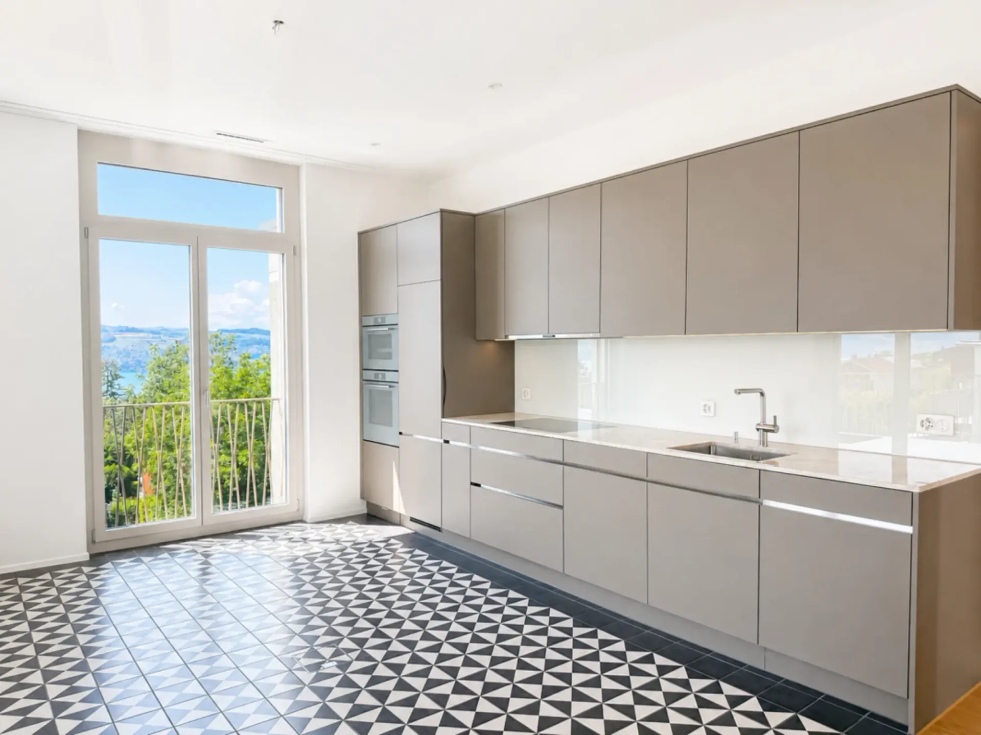 Neue 3.5 Zimmer Attika-Wohnung mit grosser Loggia und atemberaubender Aussicht auf See und Alpenpanorama