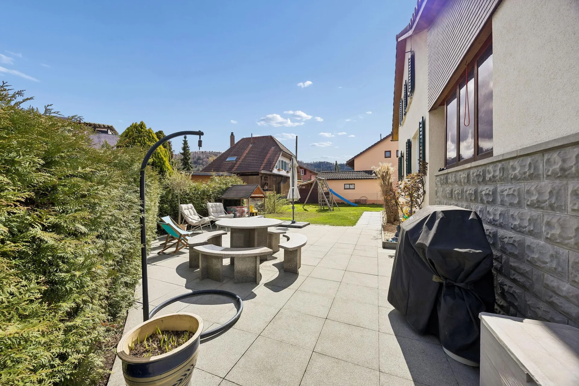 Einfamilienhaus mit Gartenidylle, grossem Aussenbereich und spannendem Ausbaupotenzial