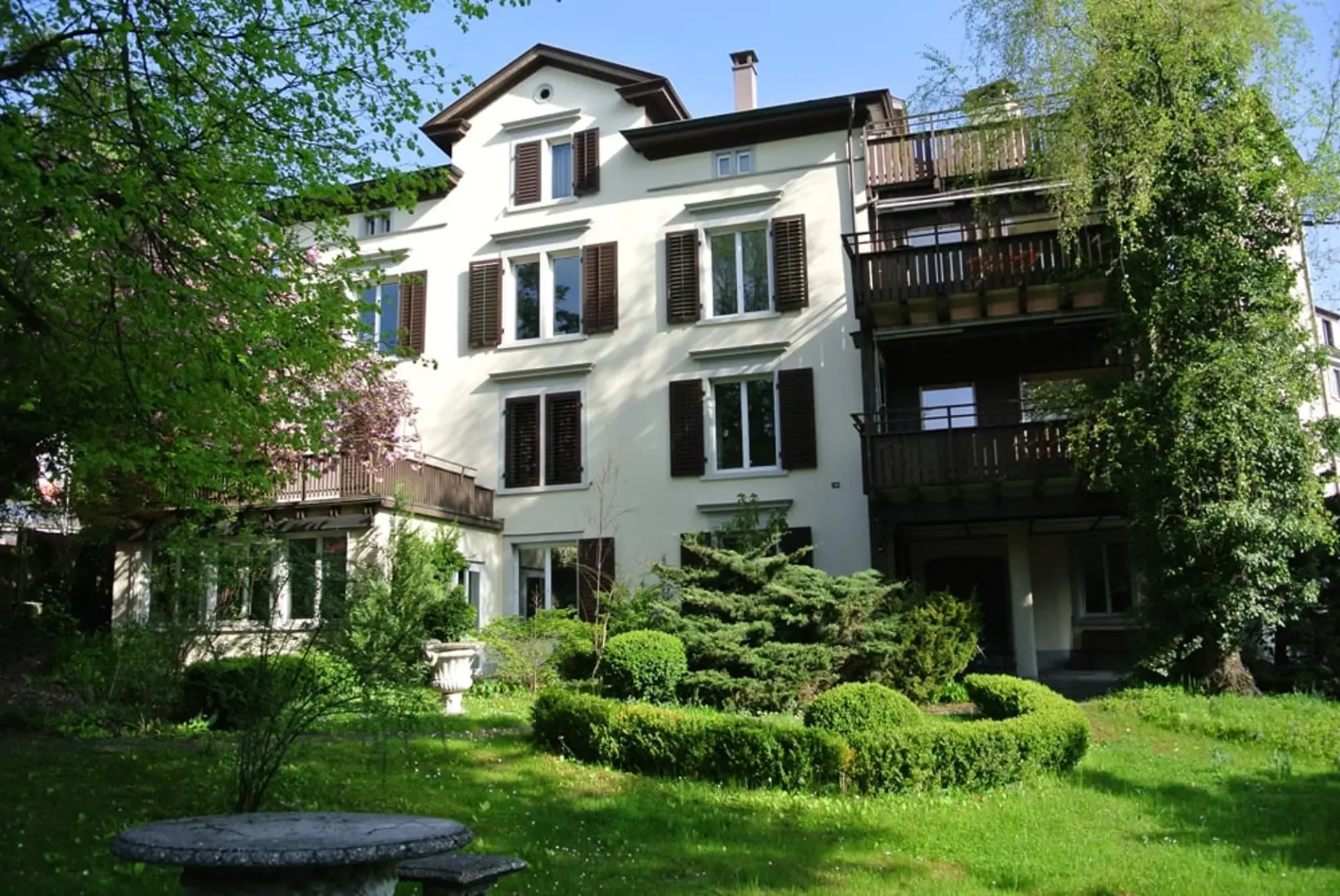 Neu sanierte 6-Zimmerwohnung im 1.OG ca. 160 m2 (Wohnen/Arbeiten)