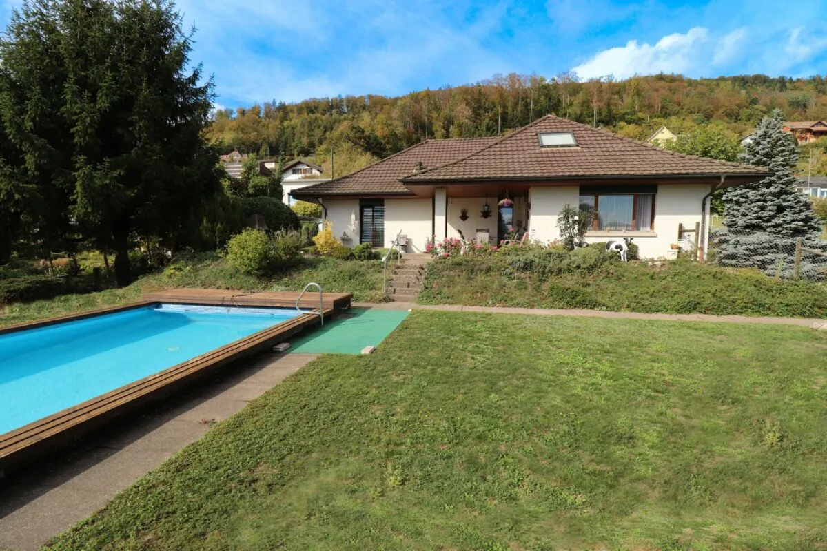 7.5-Zi-EFH mit grossem Pool auf 1'104 m2 grossem Grundstück