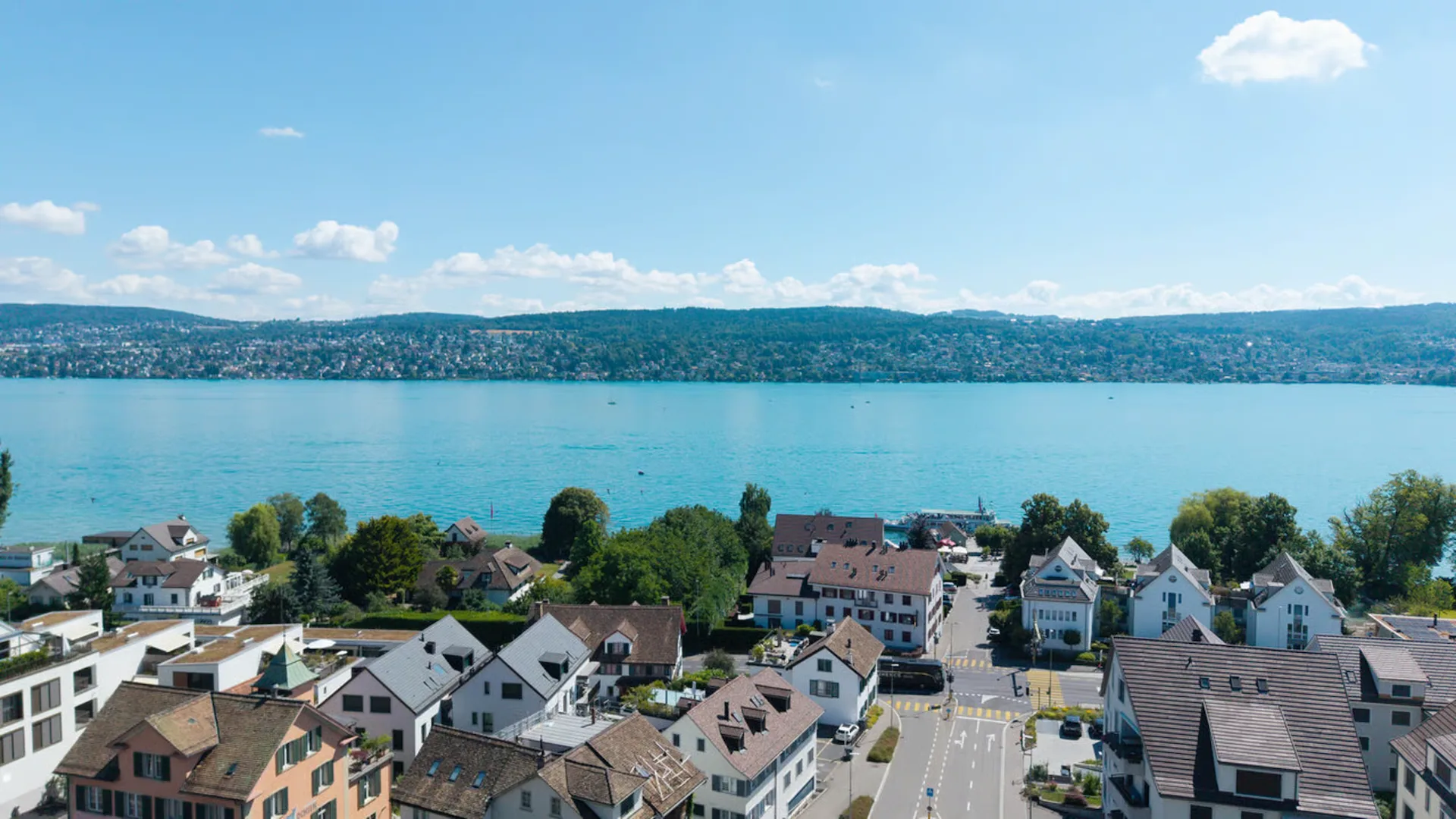 Lakeside Grace - Where Architecture Meets Luxury