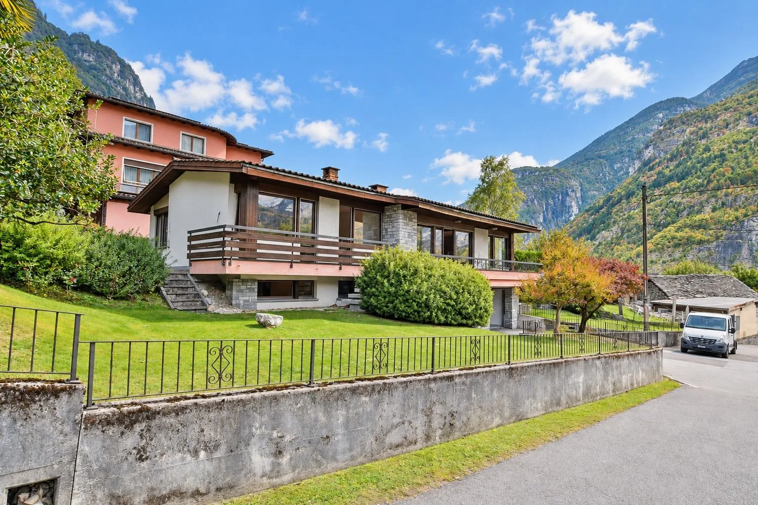 Beautiful detached house with open views