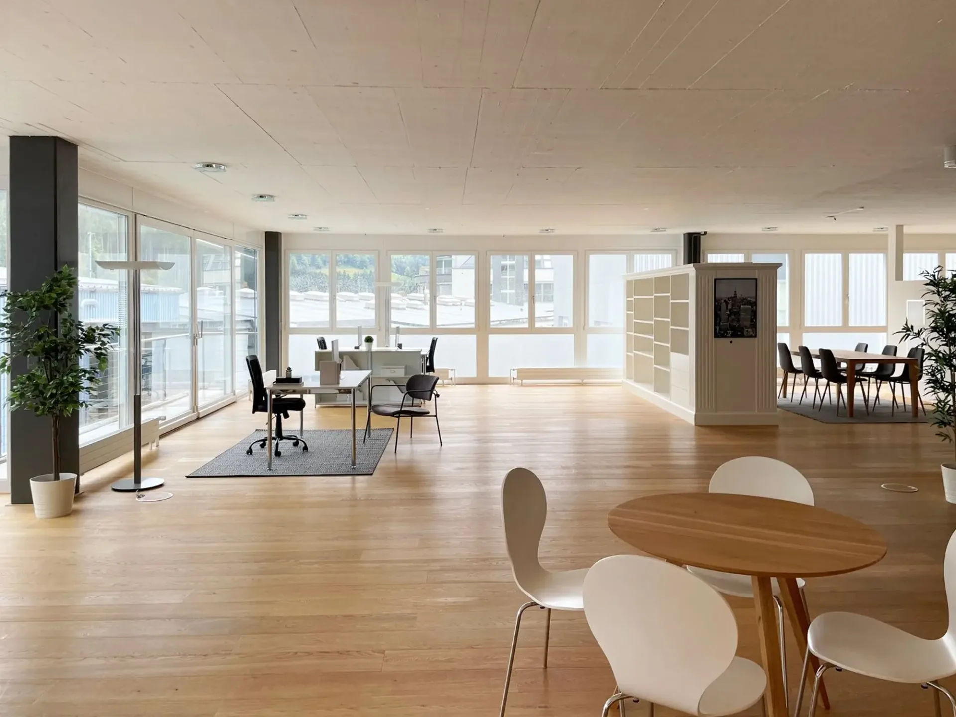 Helle Büro-/Gewerbefläche mit Sitzungszimmer, Küche und Nasszelle (WC und Badewanne)