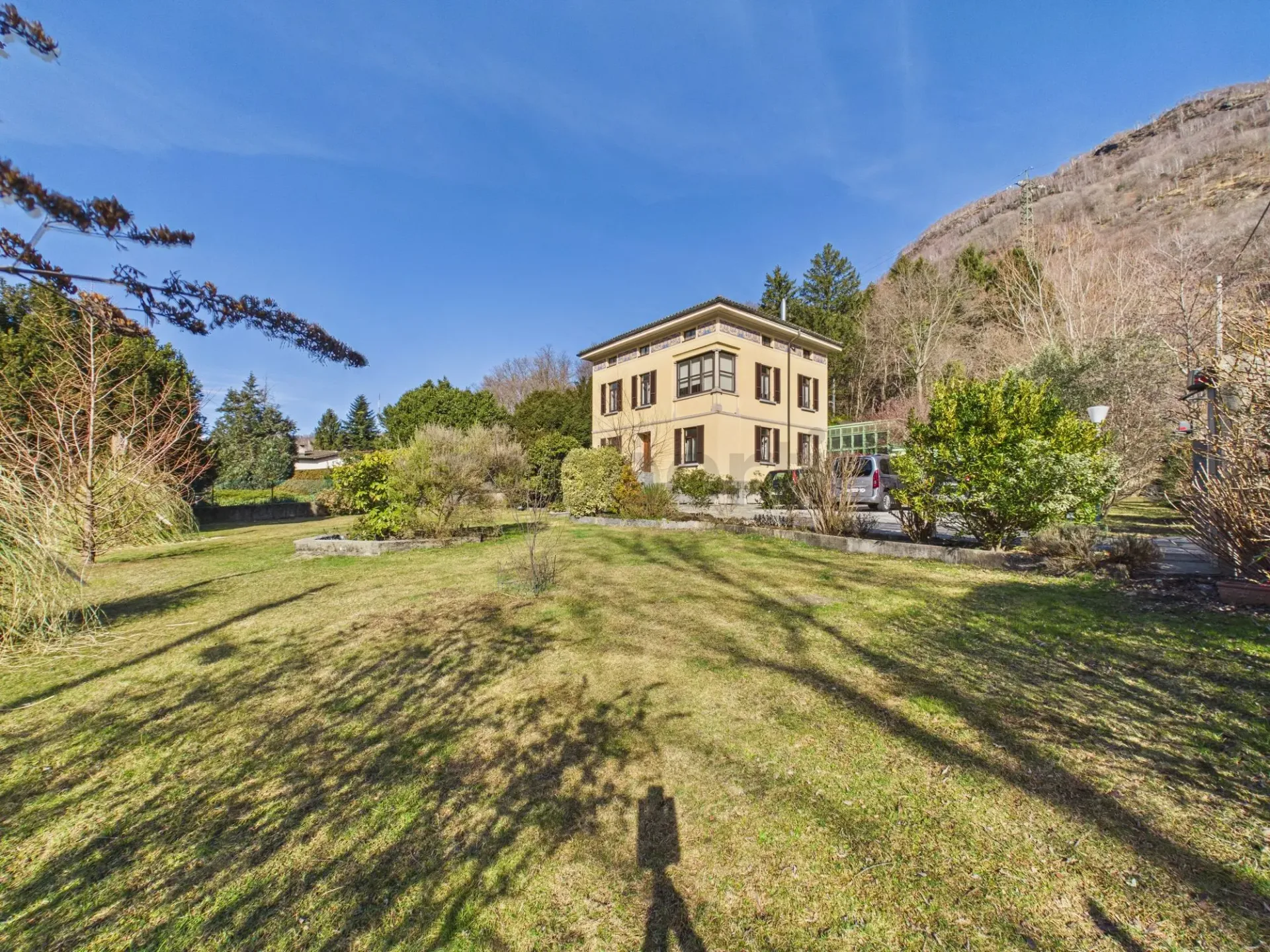 Elegantes Villenhaus mit 8.5 Zimmern, hochwertiger Ausstattung und großem Autoabstellplatz, Monteceneri