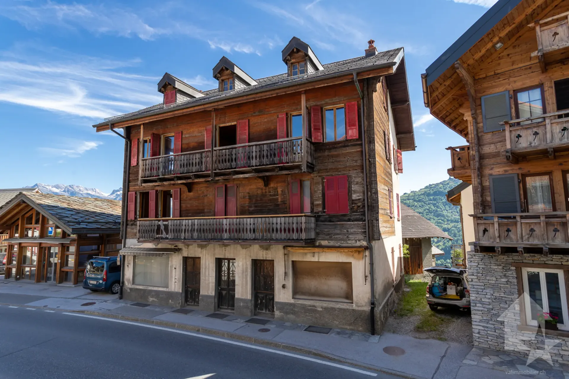 Ehemaliges Dorfhaus zur Renovierung, 10 Räume + Gewerbeflächen, 400 m2