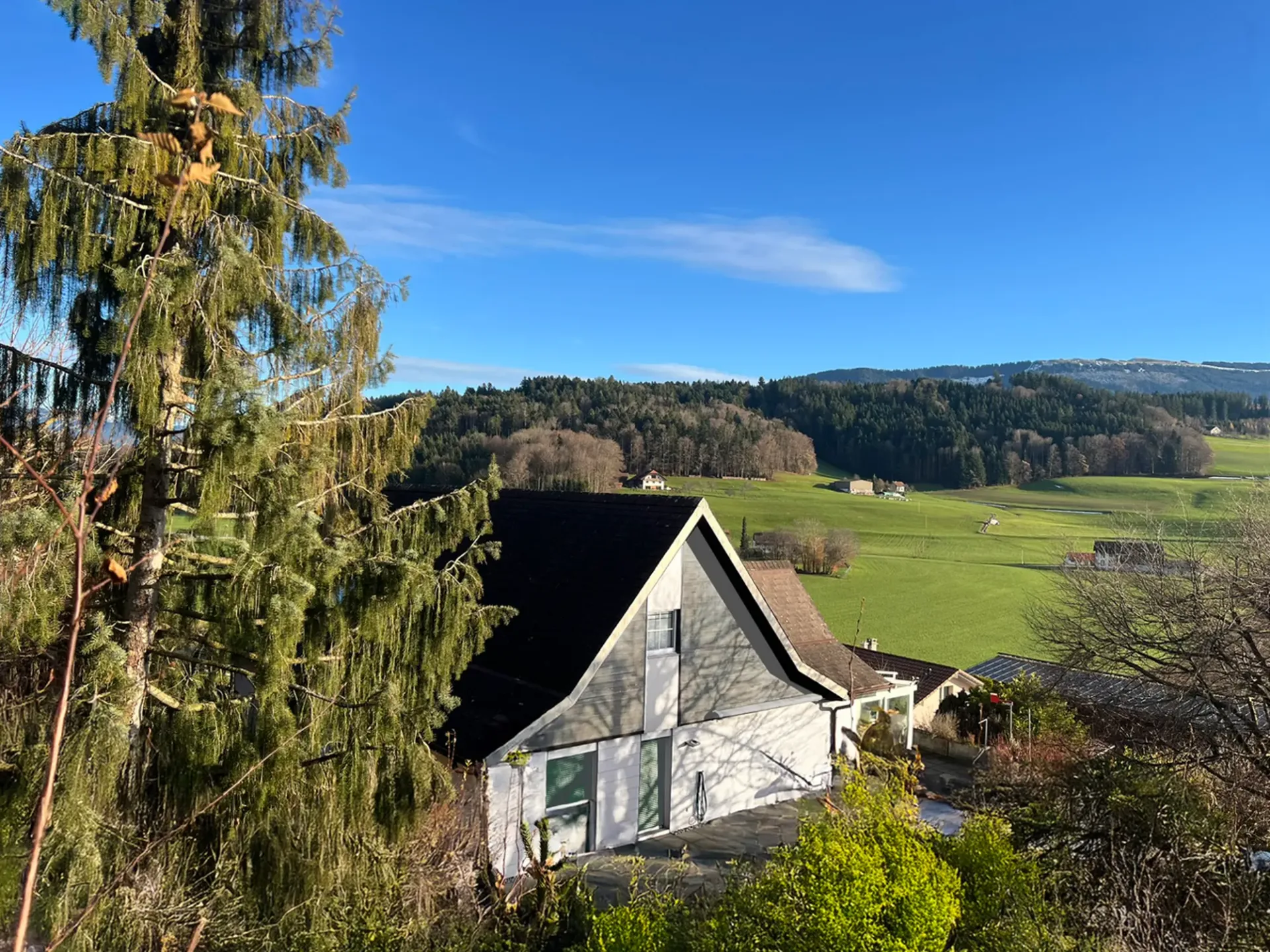 Maison familiale avec vaste atelier au sous-sol