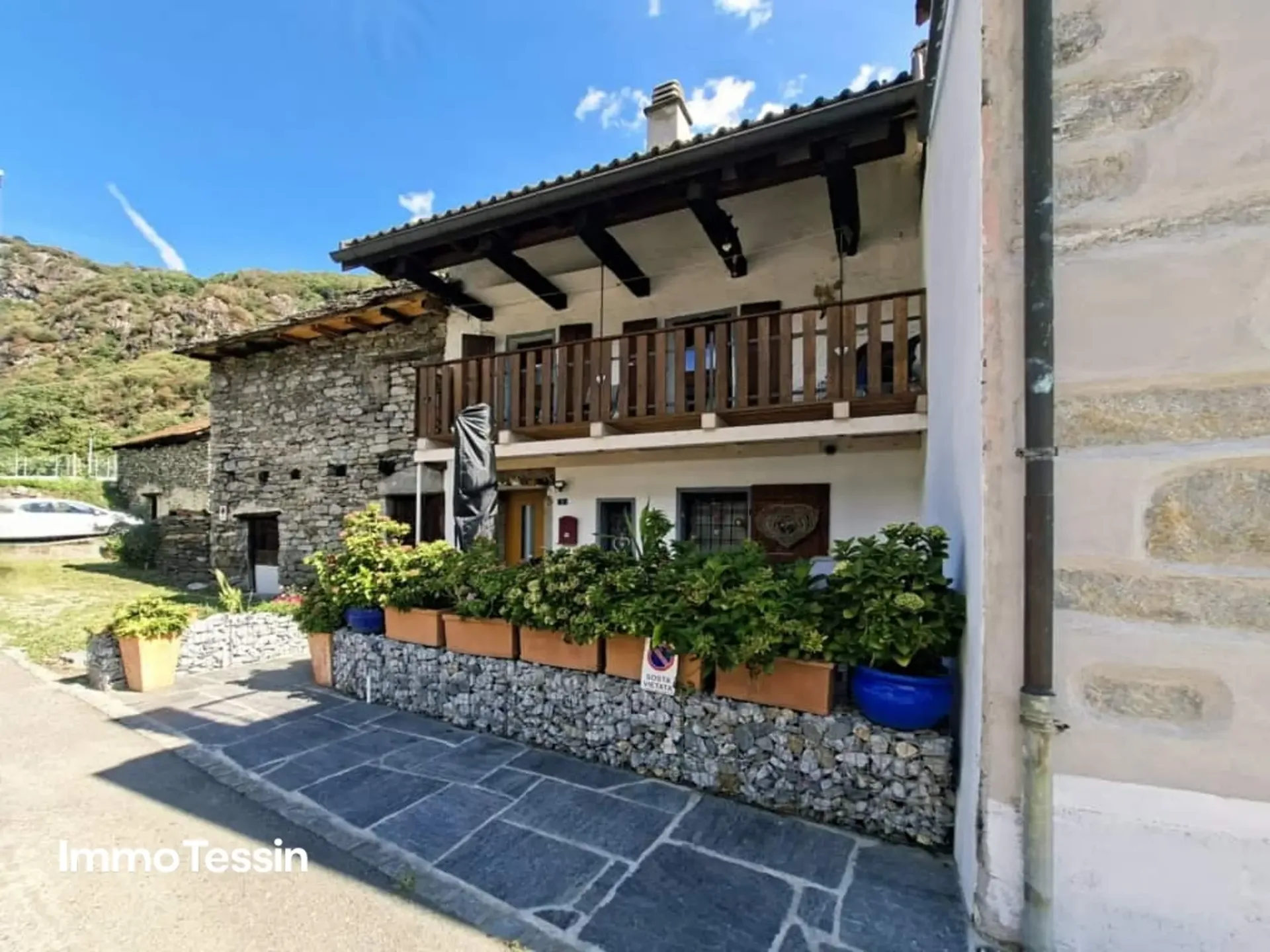 Gemütliches Tessiner Haus komplett renoviert an ruhiger Lage mit schönem Weitblick, Terrasse und Balkon