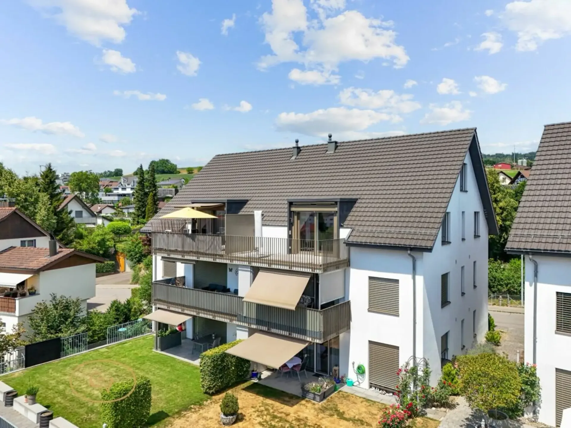 Appartement-maisonnette lumineux avec galerie, vue lointaine et soleil du soir