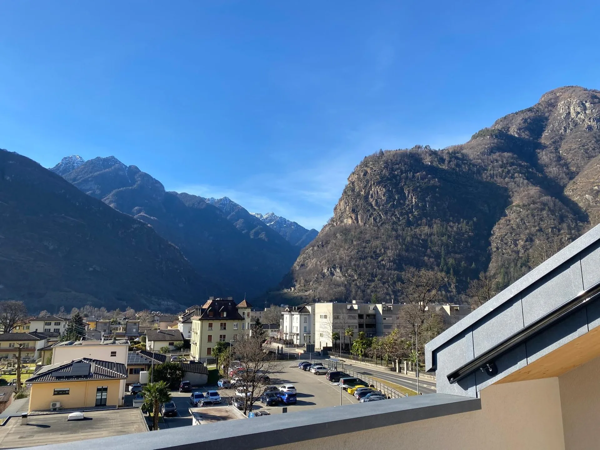 ESCLUSIVO ATTICO DI 3,5 LOCALI IN POSIZIONE CENTRALE- MÖGLICH ALS ZWEITWOHNSITZ