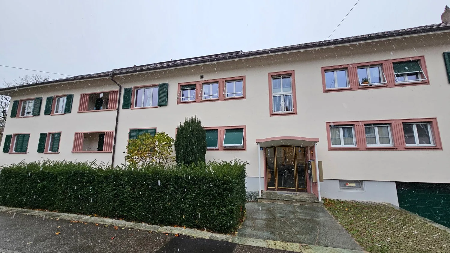 Schön renovierte 3.5 Zimmer-Wohnung mit 65m2 Wohnfläche und Balkon in den ruhigen Innenhof