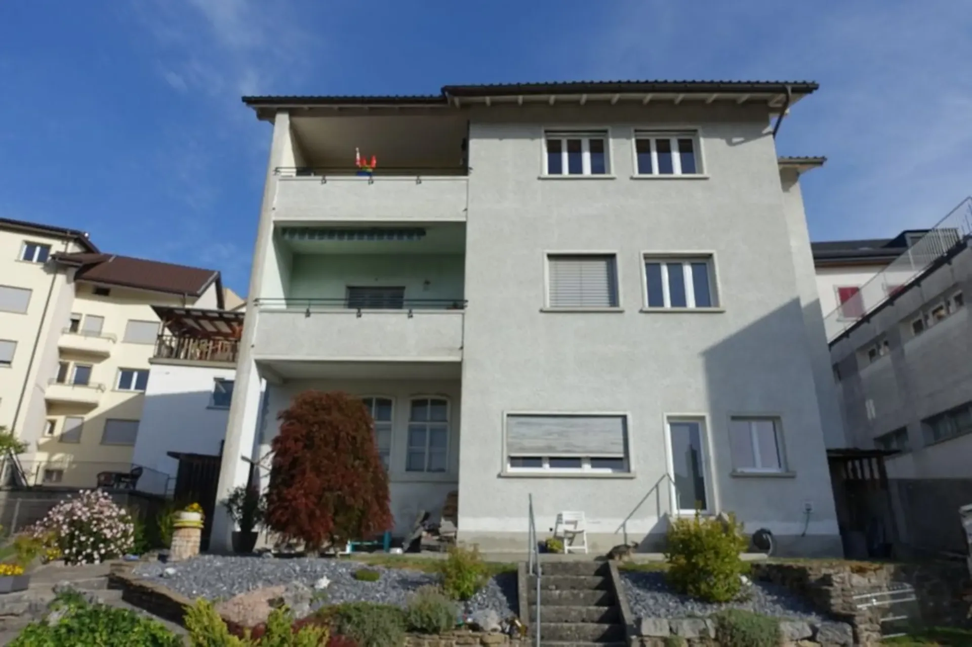 Tramelan - Haus mit 2 Wohnungen und Werkstatt, Anbau und Parkplätzen, im Zentrum der Ortschaft