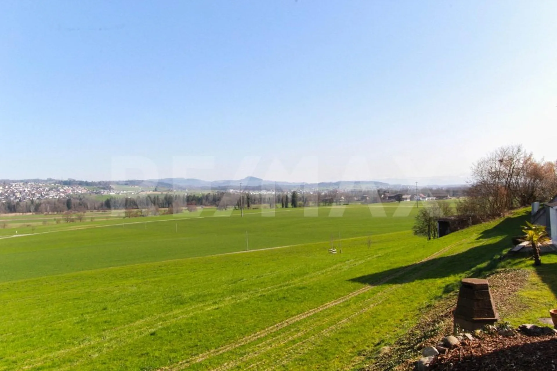 Aussicht auf grüne Wiesen und die Berge