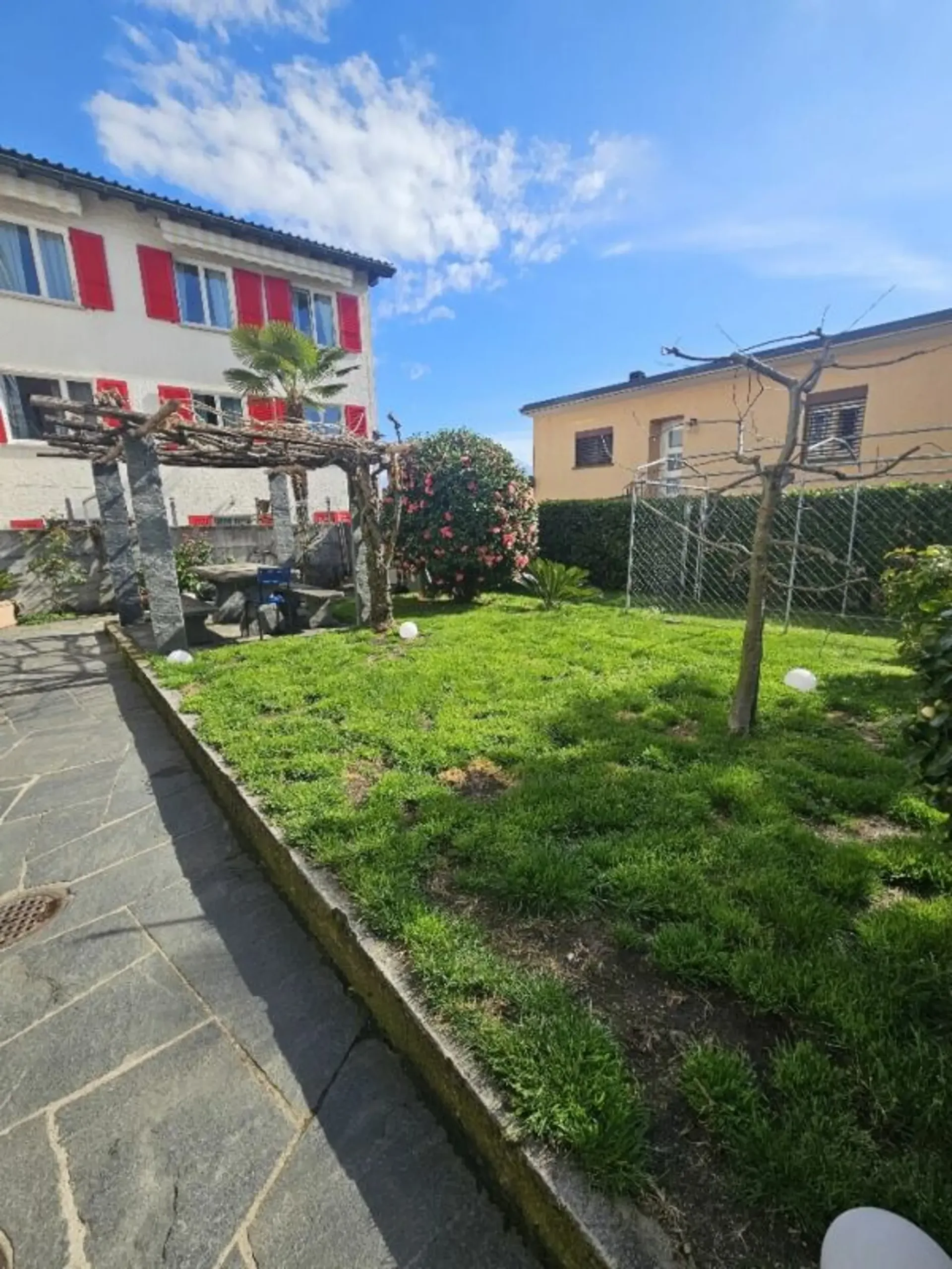 2,5 Lokale - im Erdgeschoss mit condominialen Garten