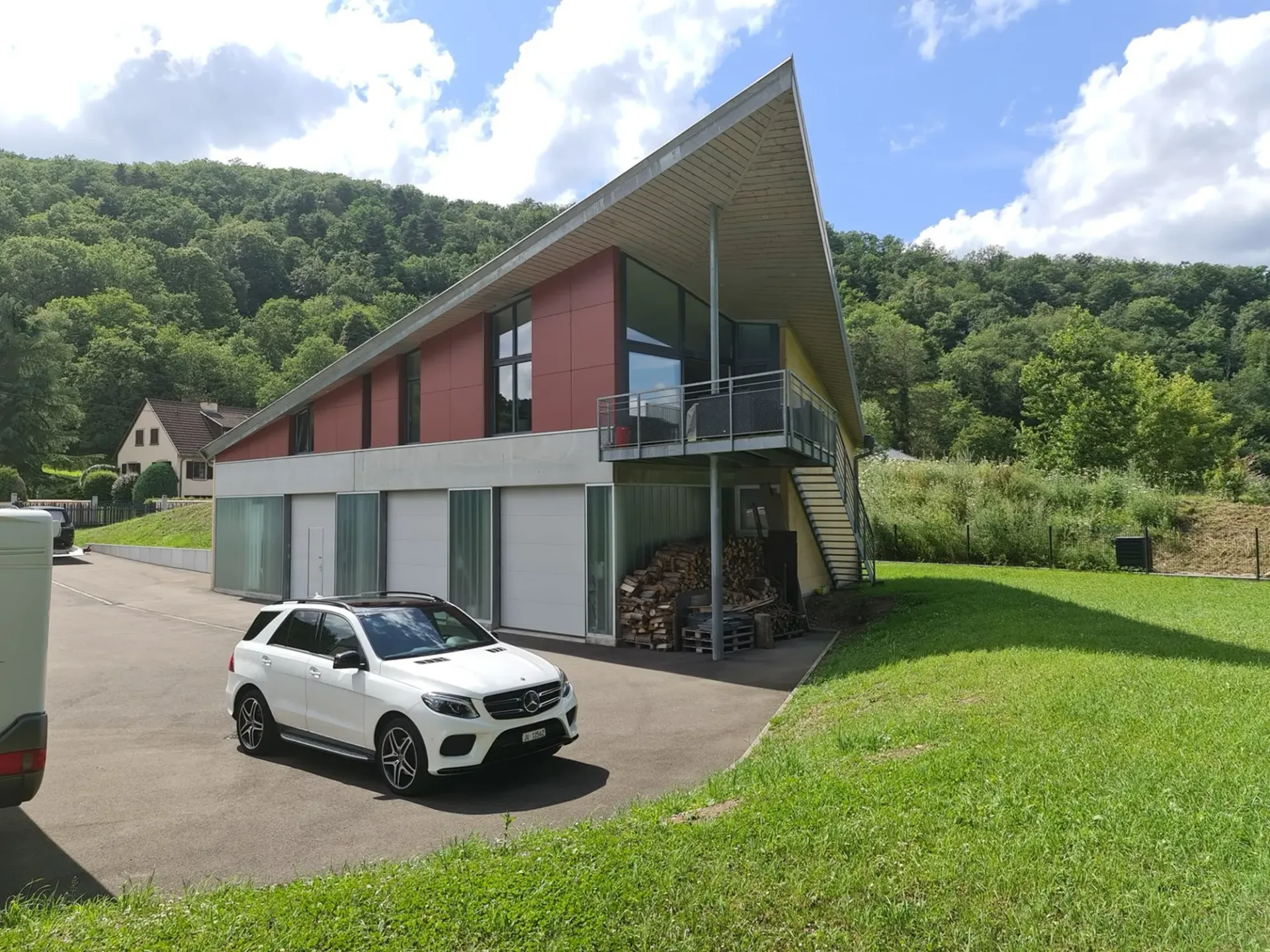 Prächtige und geräumige Villa von sehr hohem Standard mit Gewerbefläche oder anderer Nutzung