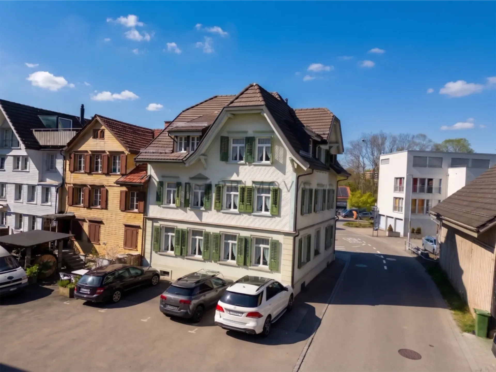 Attraktives Eckhaus mit zwei Wohneinheiten - ideal für Familien oder Investoren
