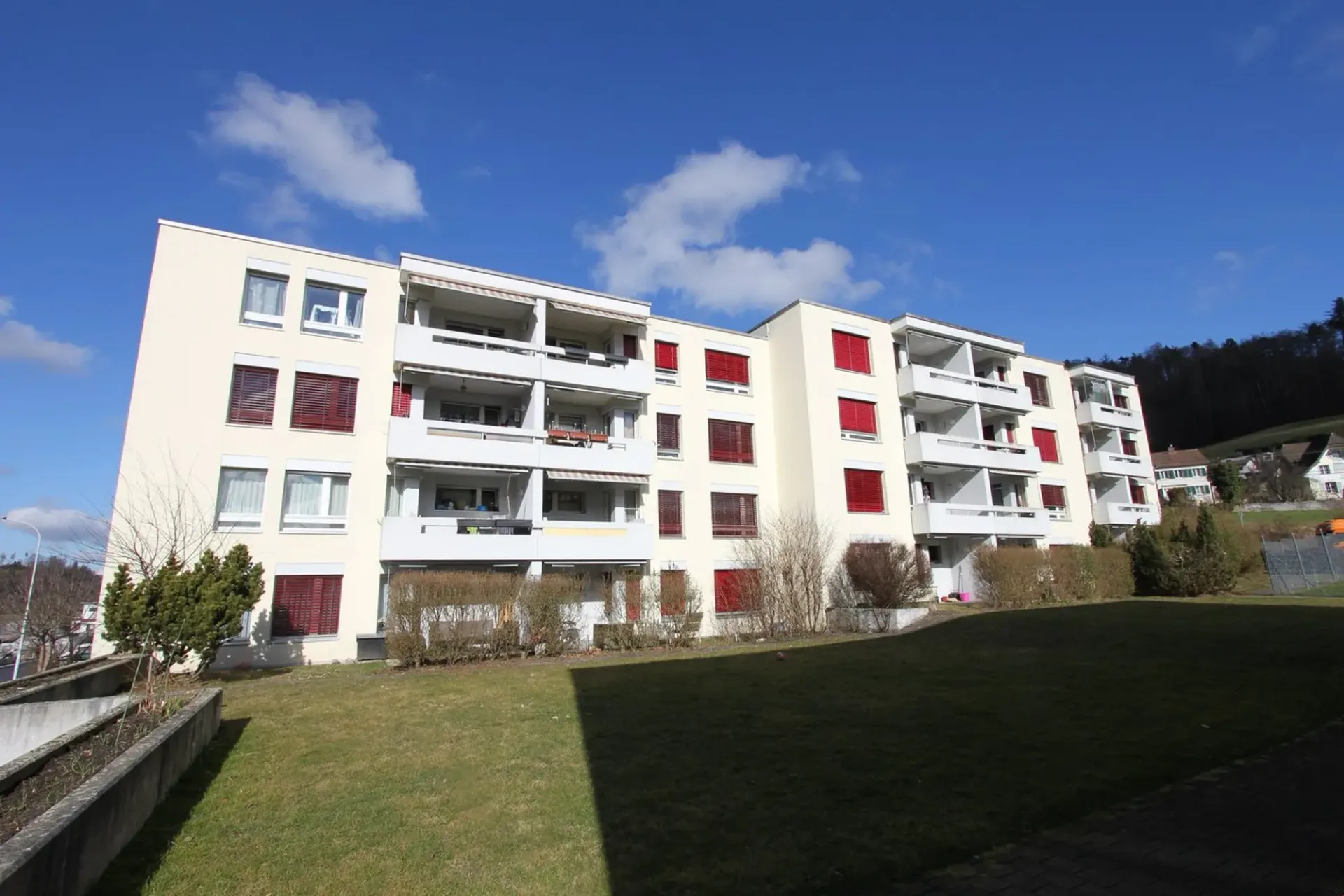 Charmante 3.5-Zimmer-Wohnung mit Balkon und schöner Aussicht in Teufenthal AG