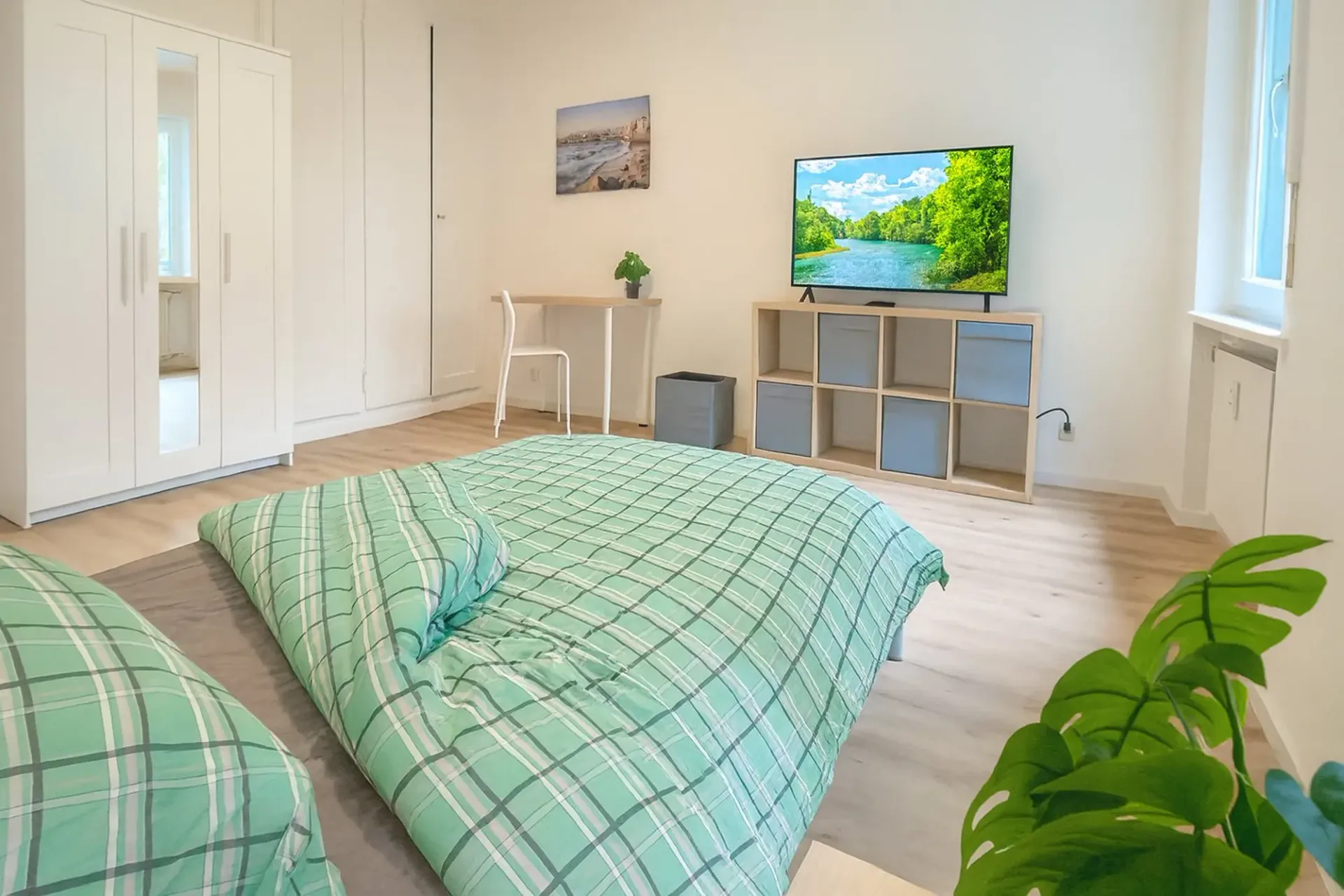 Modernes, voll möbliertes Zimmer