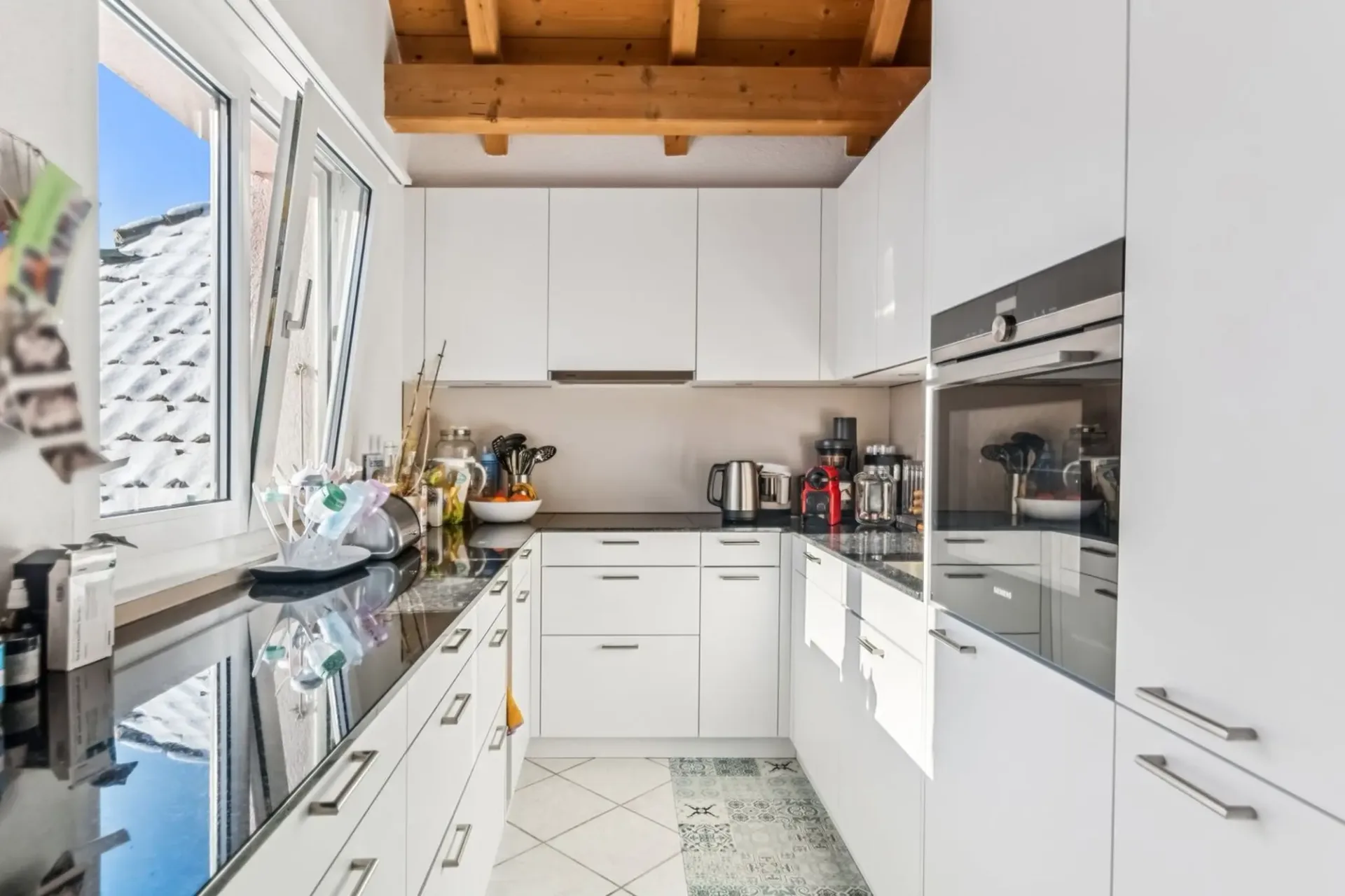 SELTENE GELEGENHEIT IN CORGÉMONT: Prächtiges 5.5-Zimmer-Wohnung mit Garage-Werkstatt
