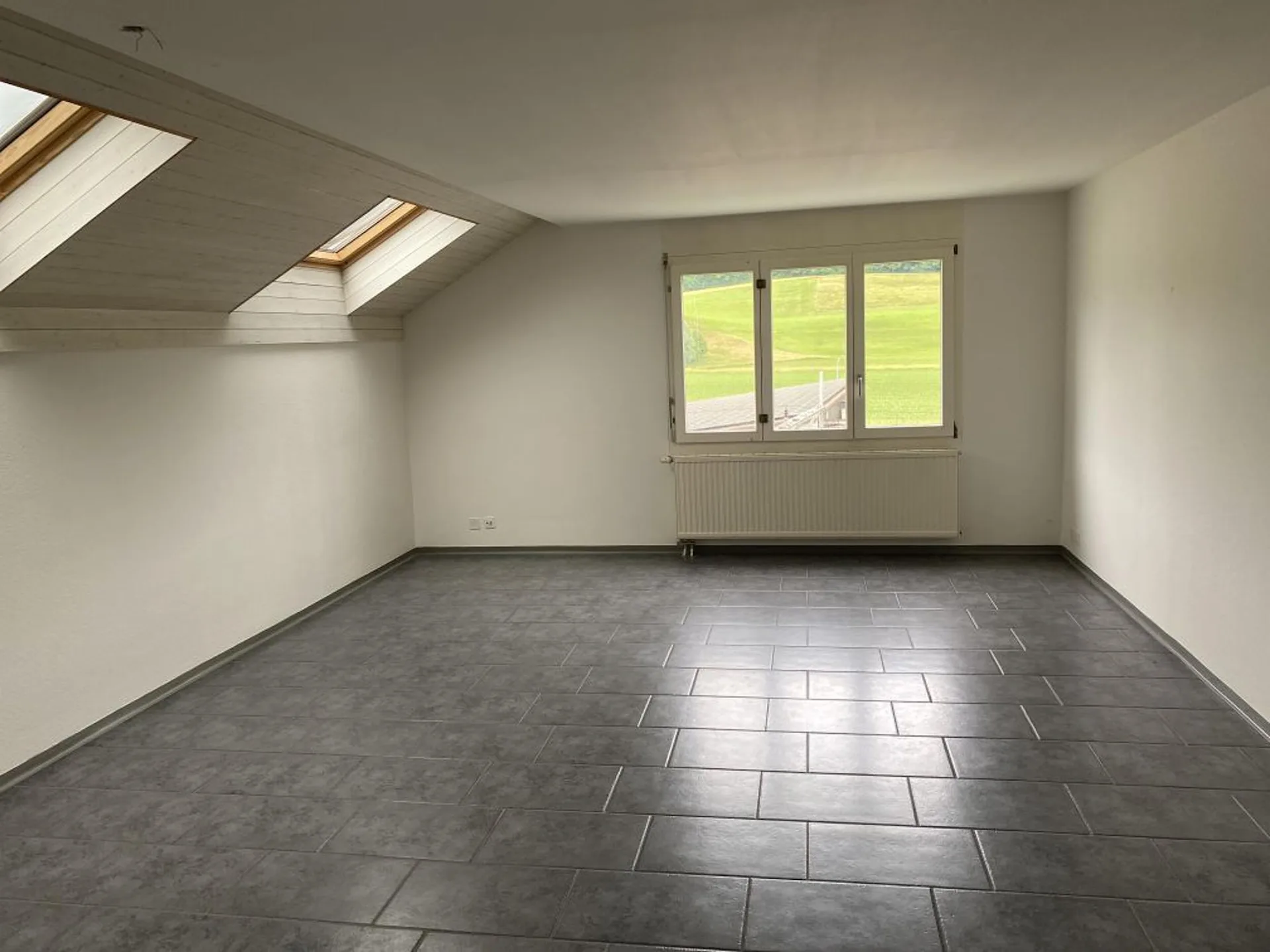 Appartement lumineux de 3,5 pièces avec balcon et vue à Courrendlin