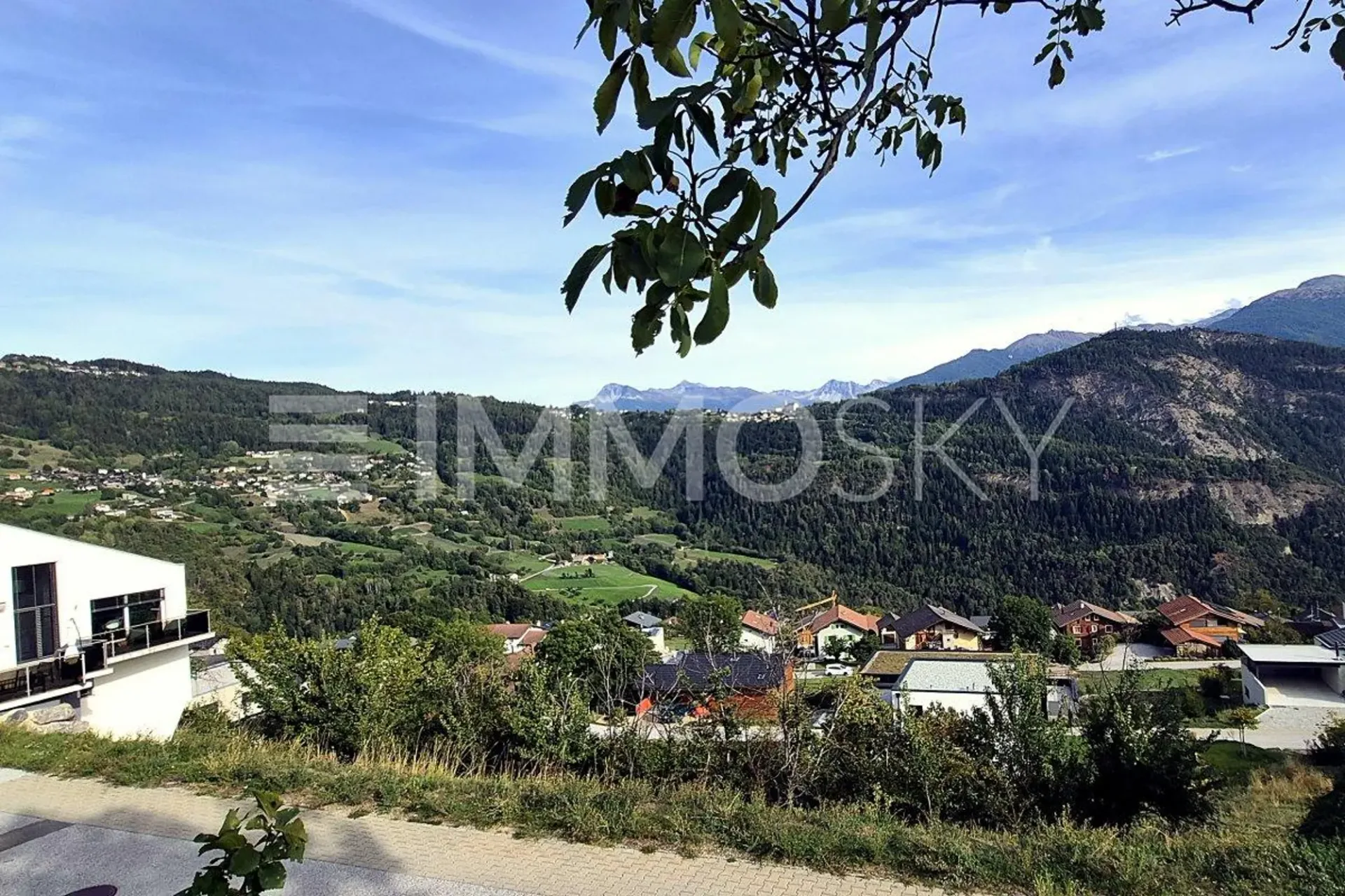 Bewirtschaftetes Grundstück mit Blick auf das Tal