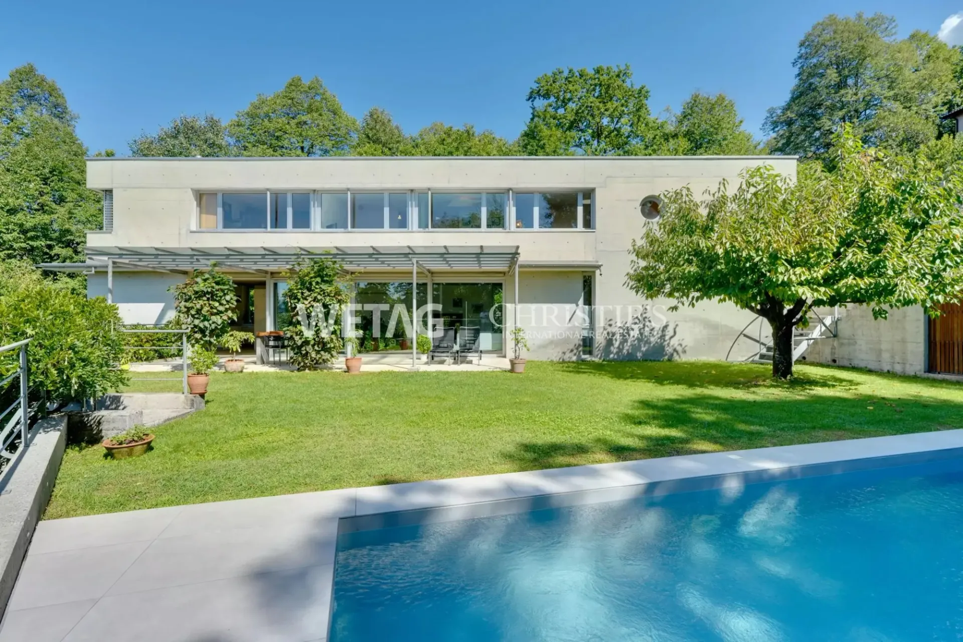 Elegante Villa mit grossem Garten & Aussenpool zum Verkauf in Lugano-Davesco Soragno
