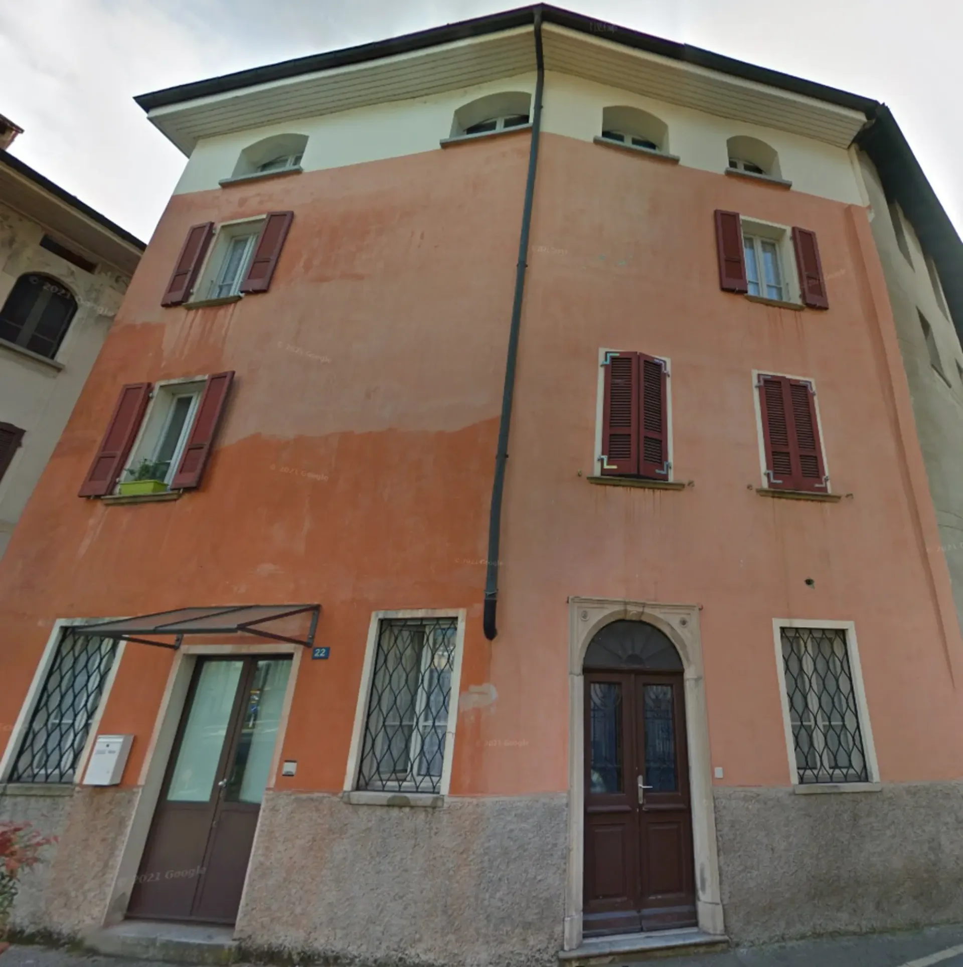 Historisches Mehrfamilienhaus mit 3 Wohnungen in Piazza Grande, Riva San Vitale