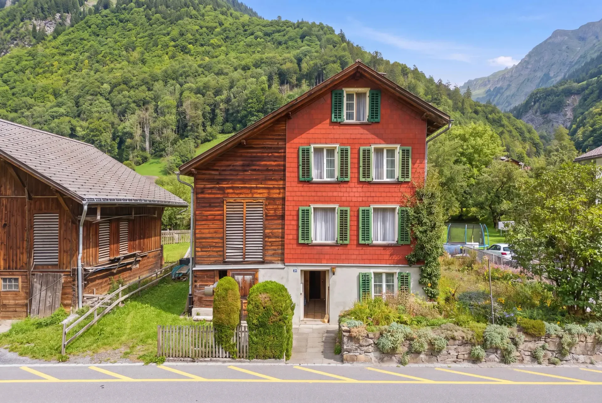 DETACHED 4-BEDROOM SINGLE-FAMILY HOME IN THE GLARNER MOUNTAINS