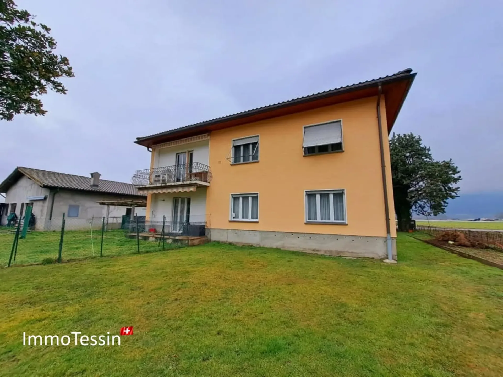 FÜR HUNDELIEBHABER & INVESTOREN: Voll vermietetes Haus mit 2 Wohnungen und bekannter Hundeschule zum top Preis