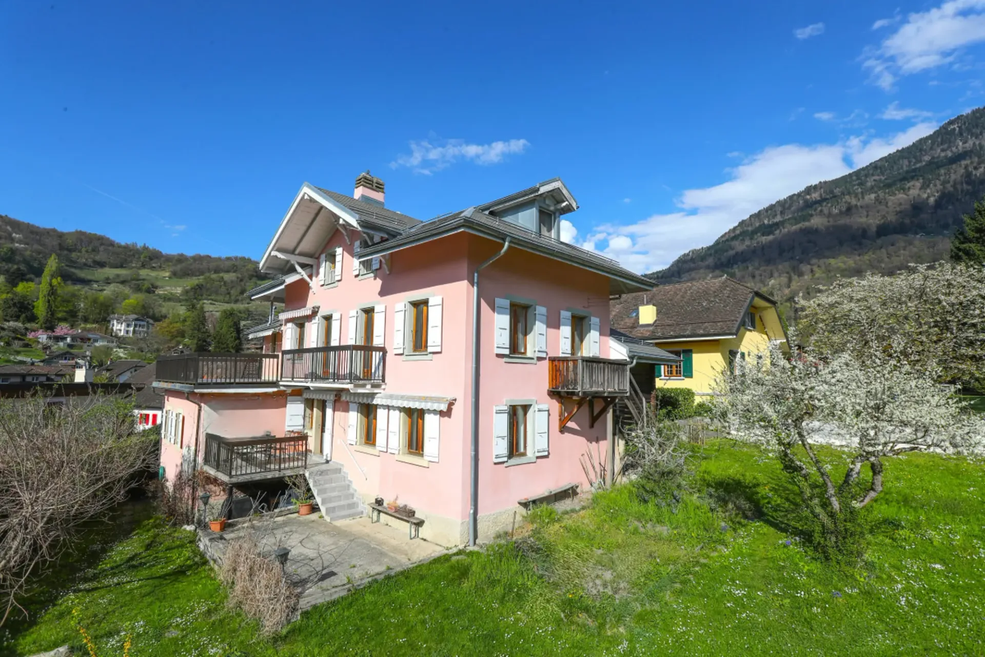 Altes individuelles Charakterhaus mit 2 Wohnungen & 1 Studio in Bex