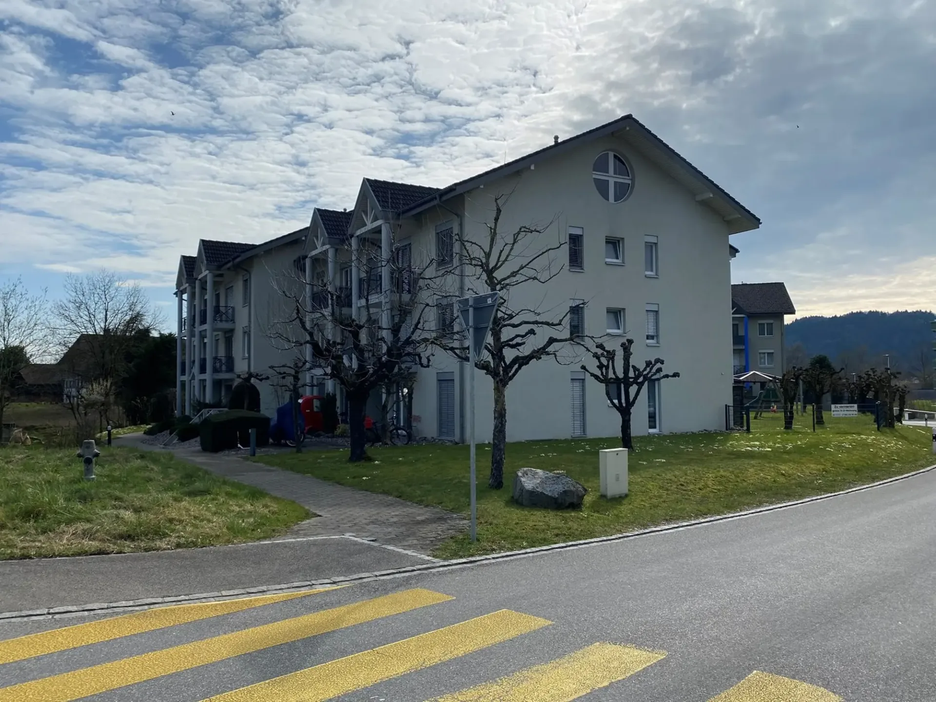 Zu vermieten per 01.05.2025  nach Vereinbarung  4.5 Zi-Wohnung mit Balkon