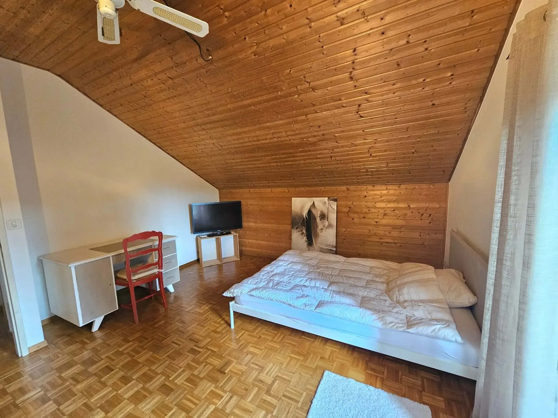 Zimmer mit möblierter Einrichtung und eigenem Badezimmer im Haushalt