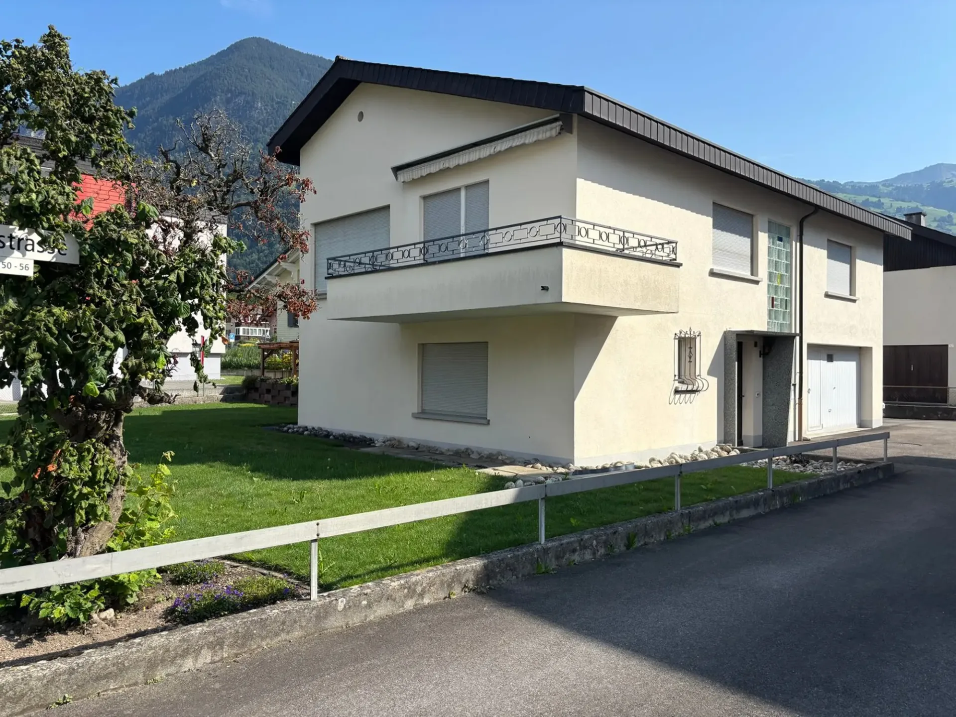 Casa unifamiliare con appartamento studio in posizione centrale a Schattdorf