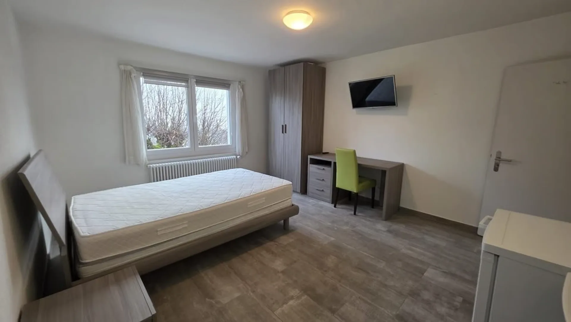 ZIMMER ZU VERMIETEN