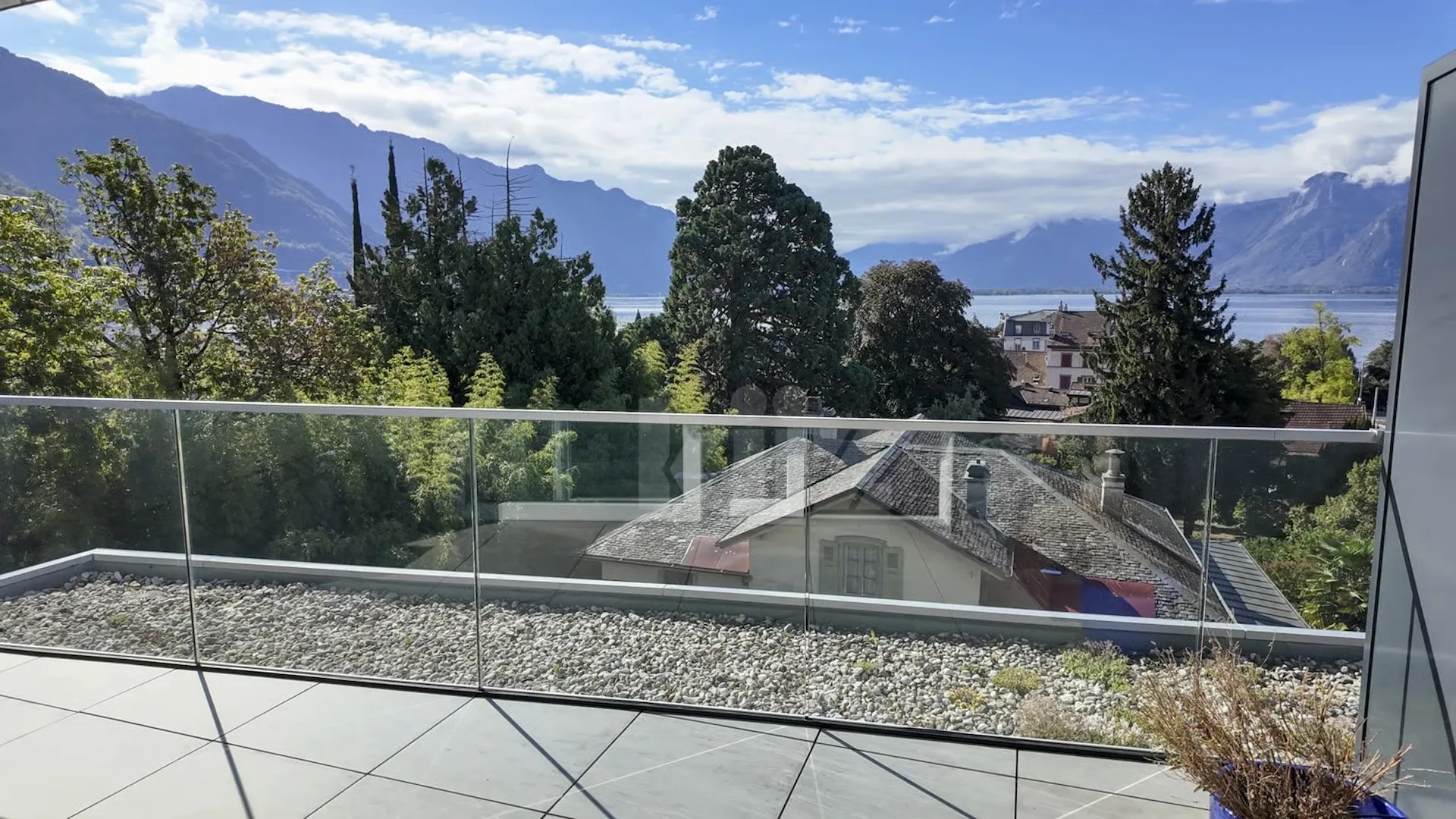 Magnifique attique avec grande terrasse et vue sur le lac