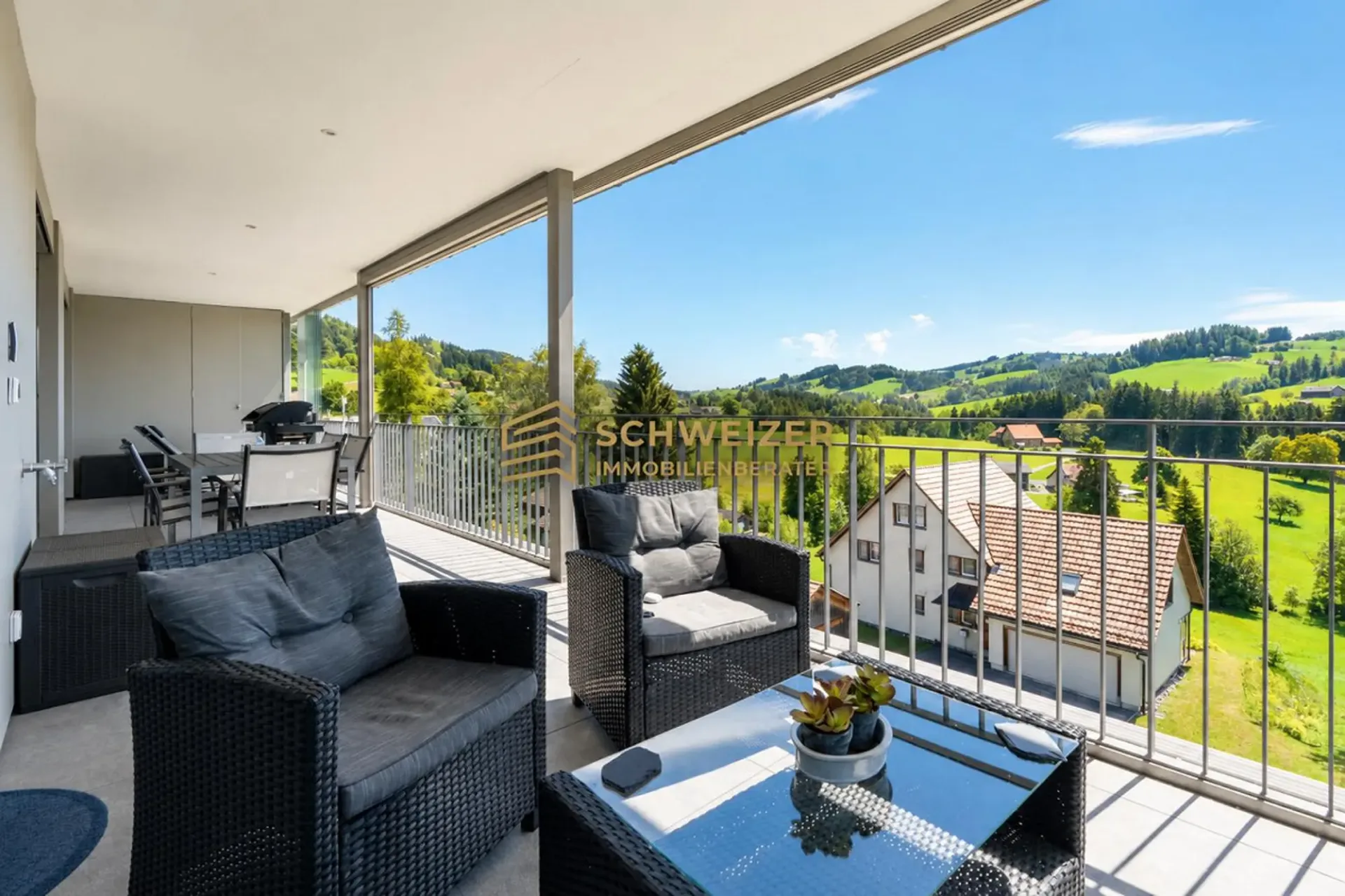 Where the day begins with a view – living with a panoramic view