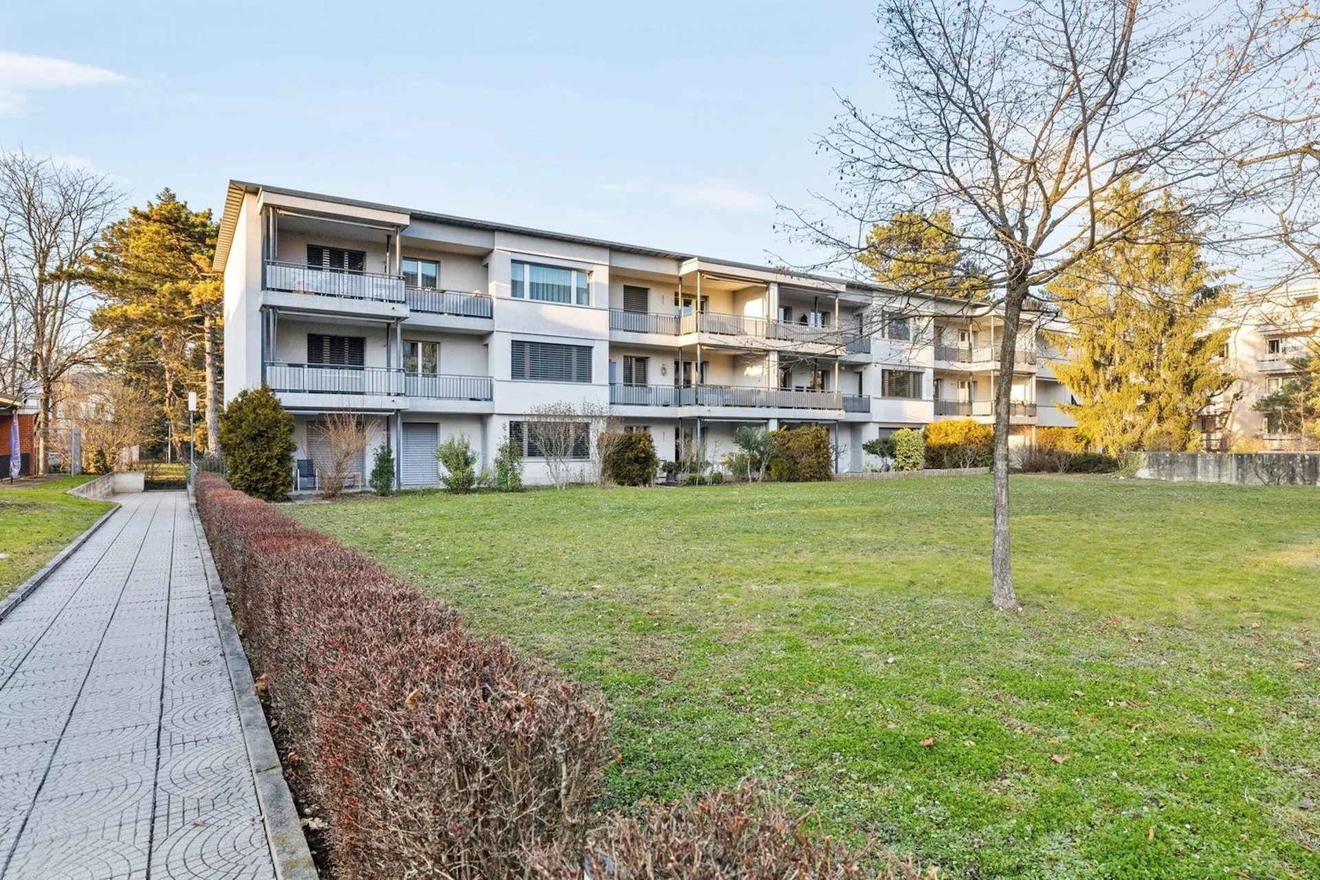 Topmoderne und helle Wohnung mit Gartensitzplatz