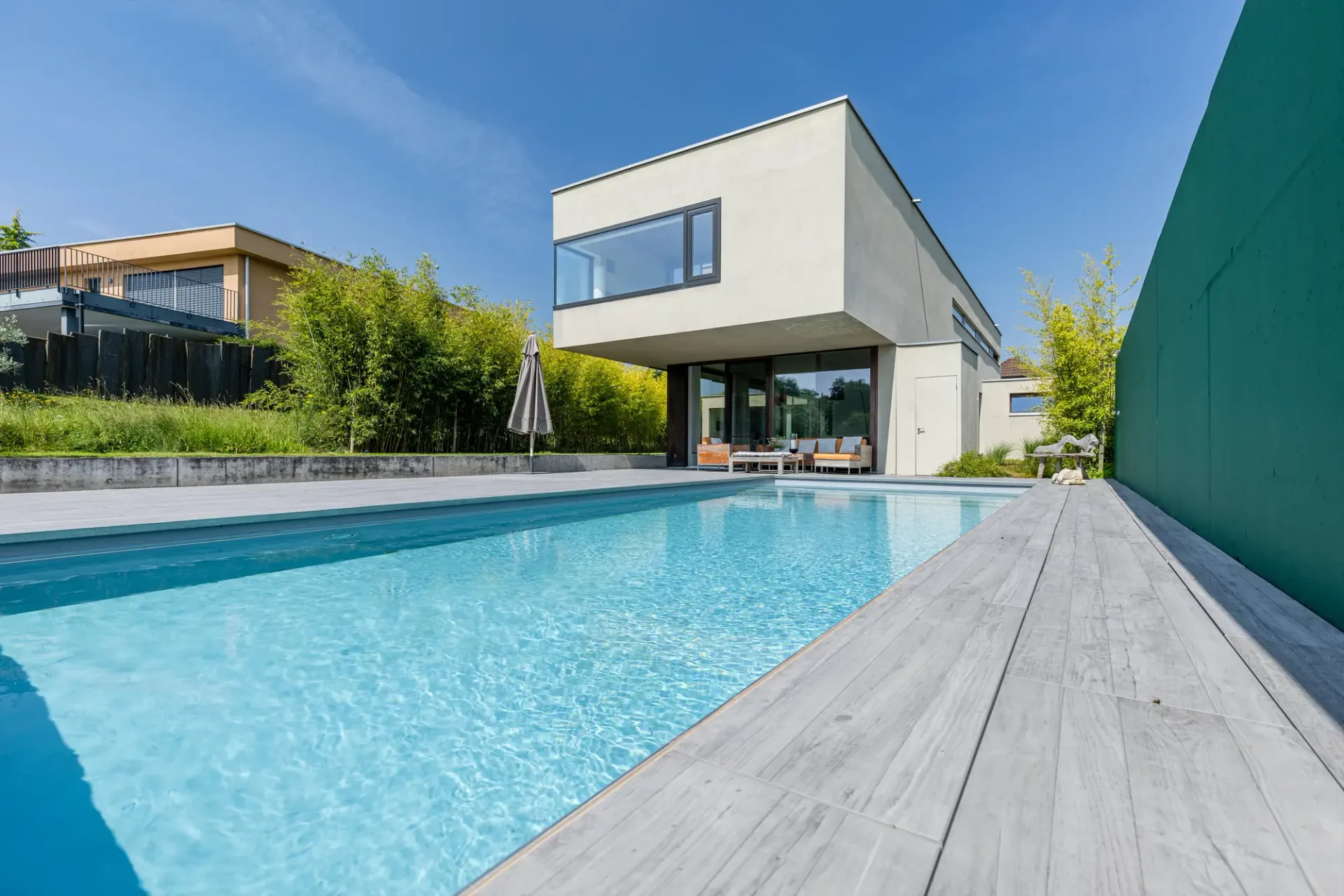Exklusives Zuhause mit Pool an zentraler Lage.