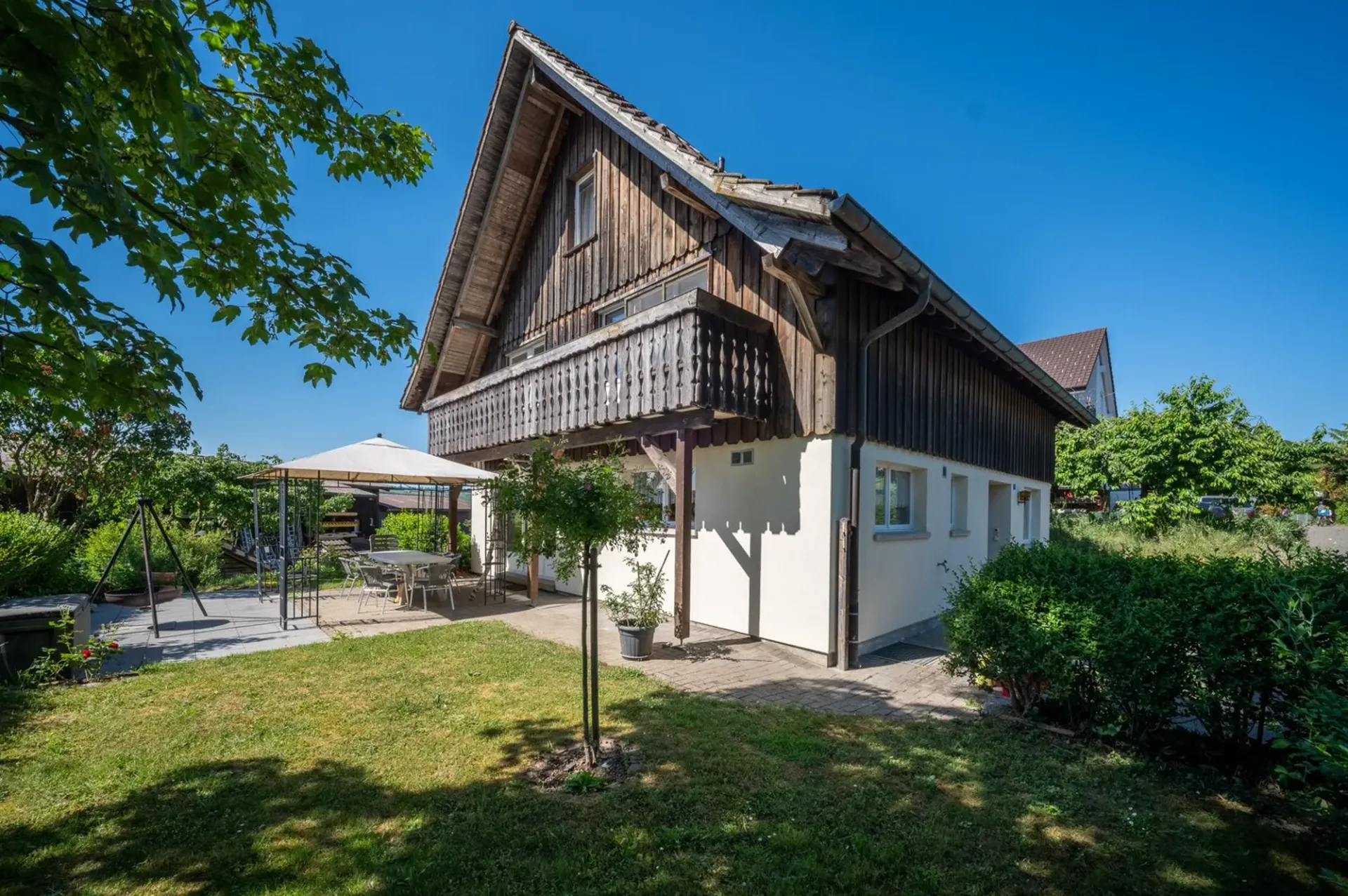 Ampia casa unifamiliare con grande giardino e molto spazio all'aperto