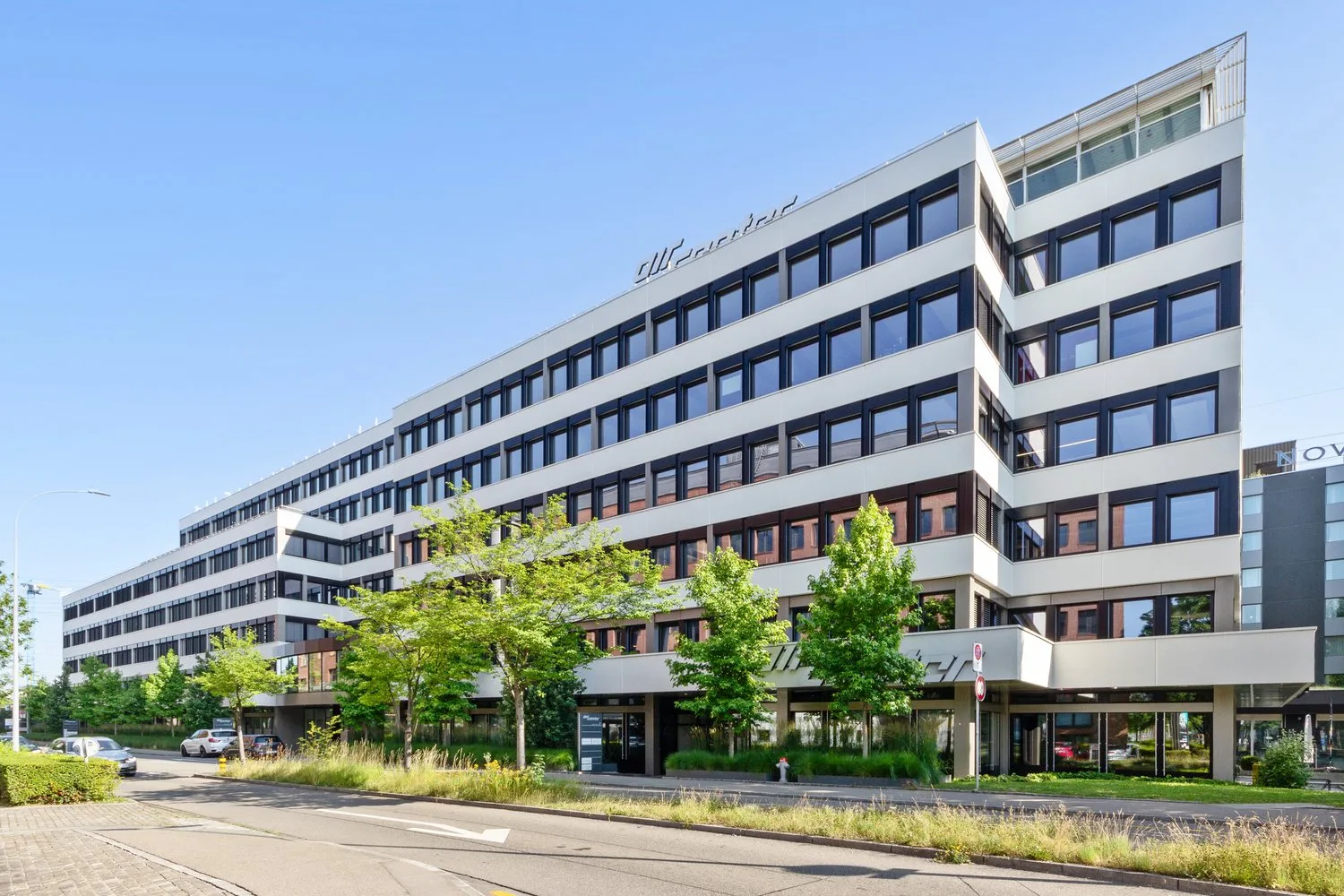 Grand espace de stockage avec ascenseur de marchandises à Opfikon