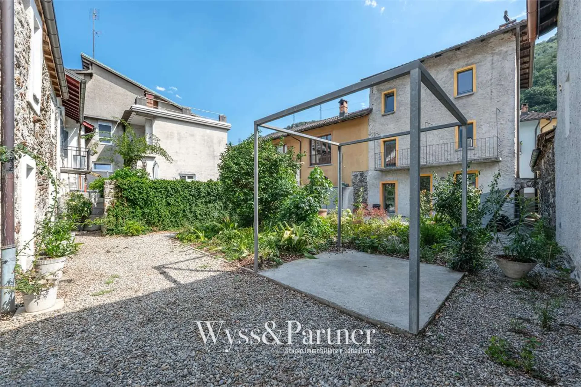 Cozy 2.5-room cottage in the heart of Quartino