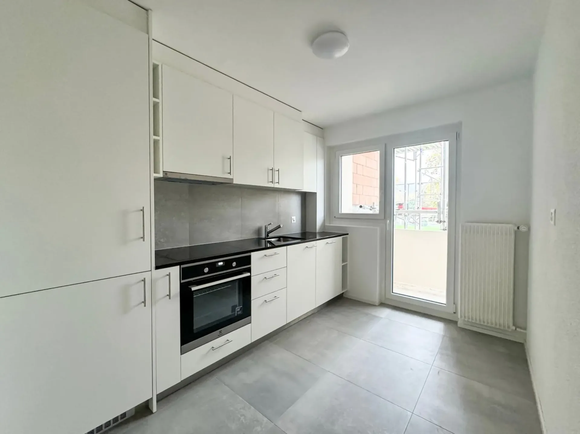Zweitbezug nach umfassender Sanierung - Moderne 3.5-Zimmerwohnung mit zwei Balkonen –