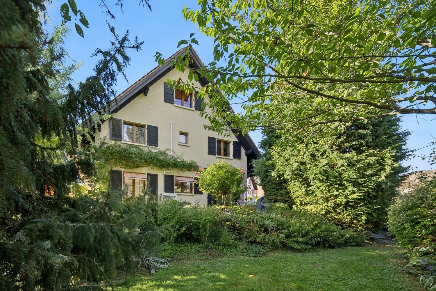 Familienhaus mit 6 Zimmern auf einem großzügigen Grundstück