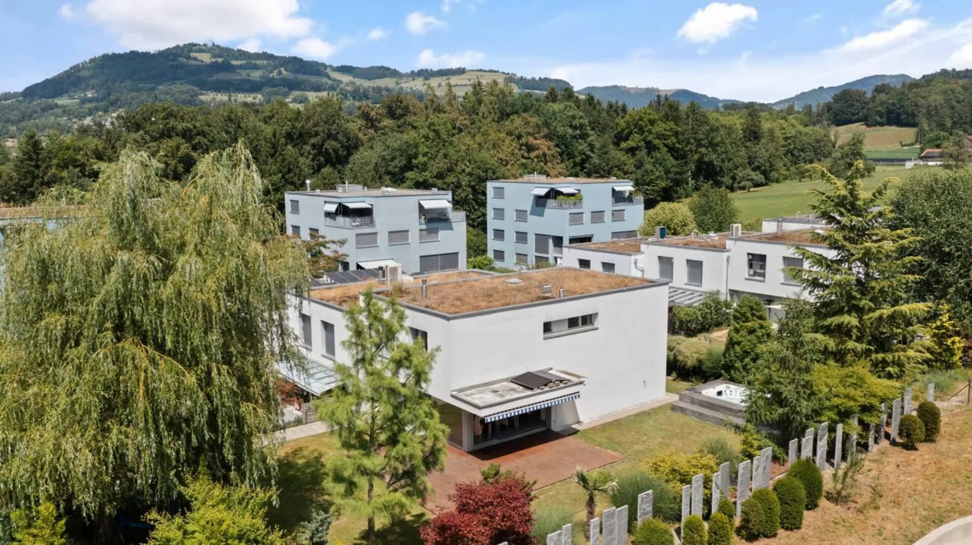 Grosszügiges Wohnen mit Garten, Pool und Privatsphäre