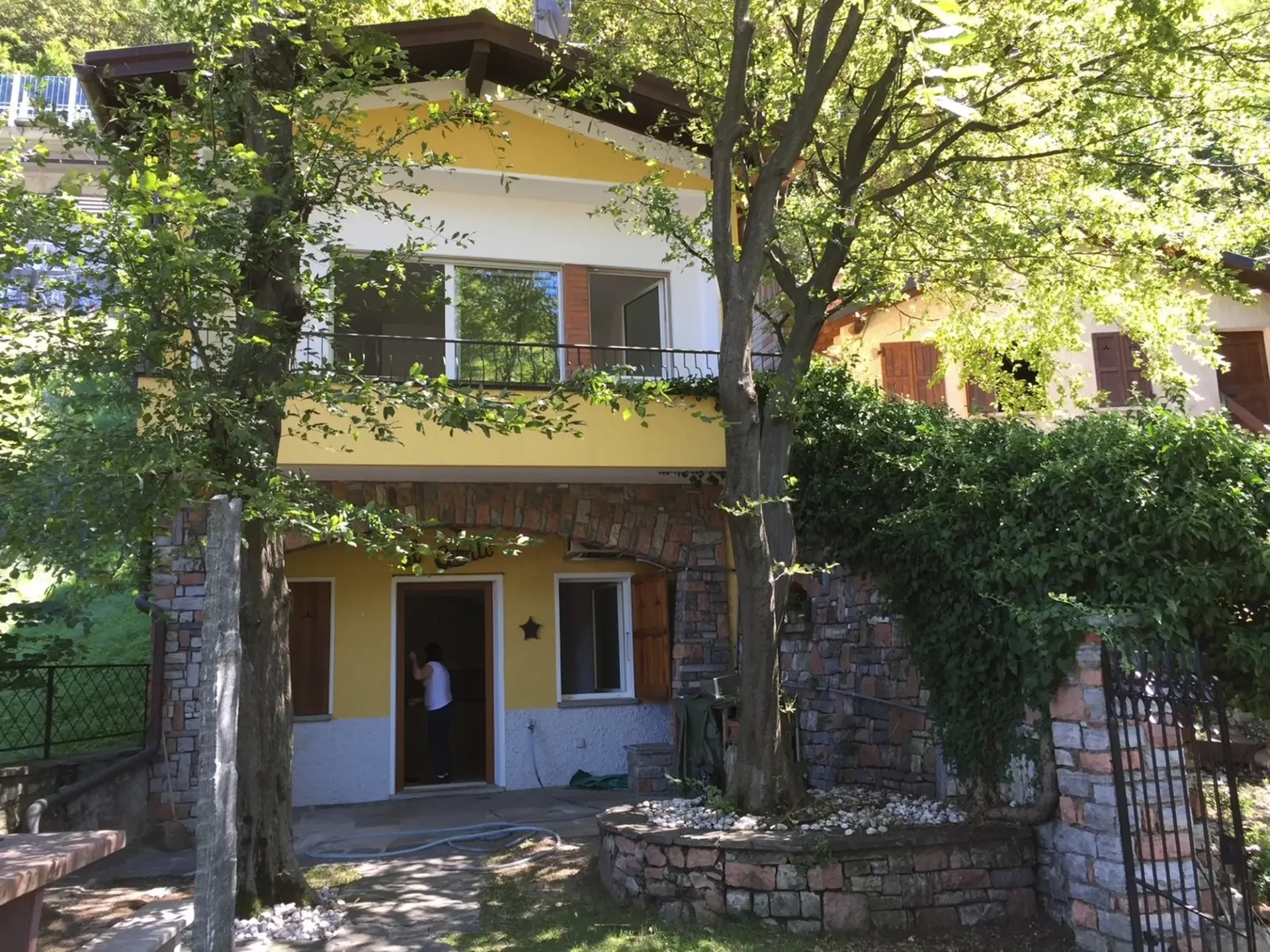 VILLETTA INDIPENDENTE CON GIARDINO - VISTA LAGO - SÌ CASA VACANZA