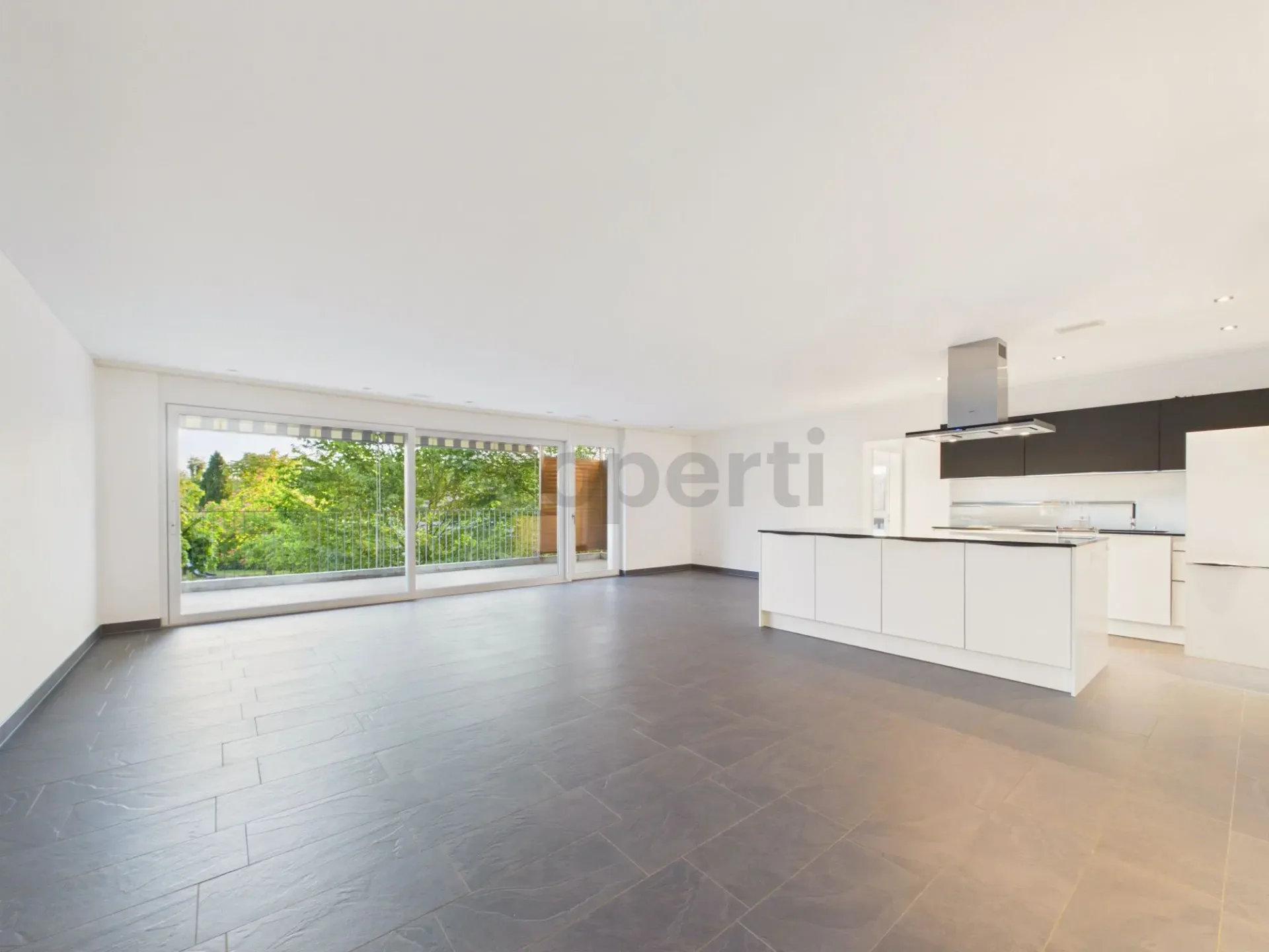 Moderne 4.5-Zimmer-Wohnung mit Balkon, Dachsen